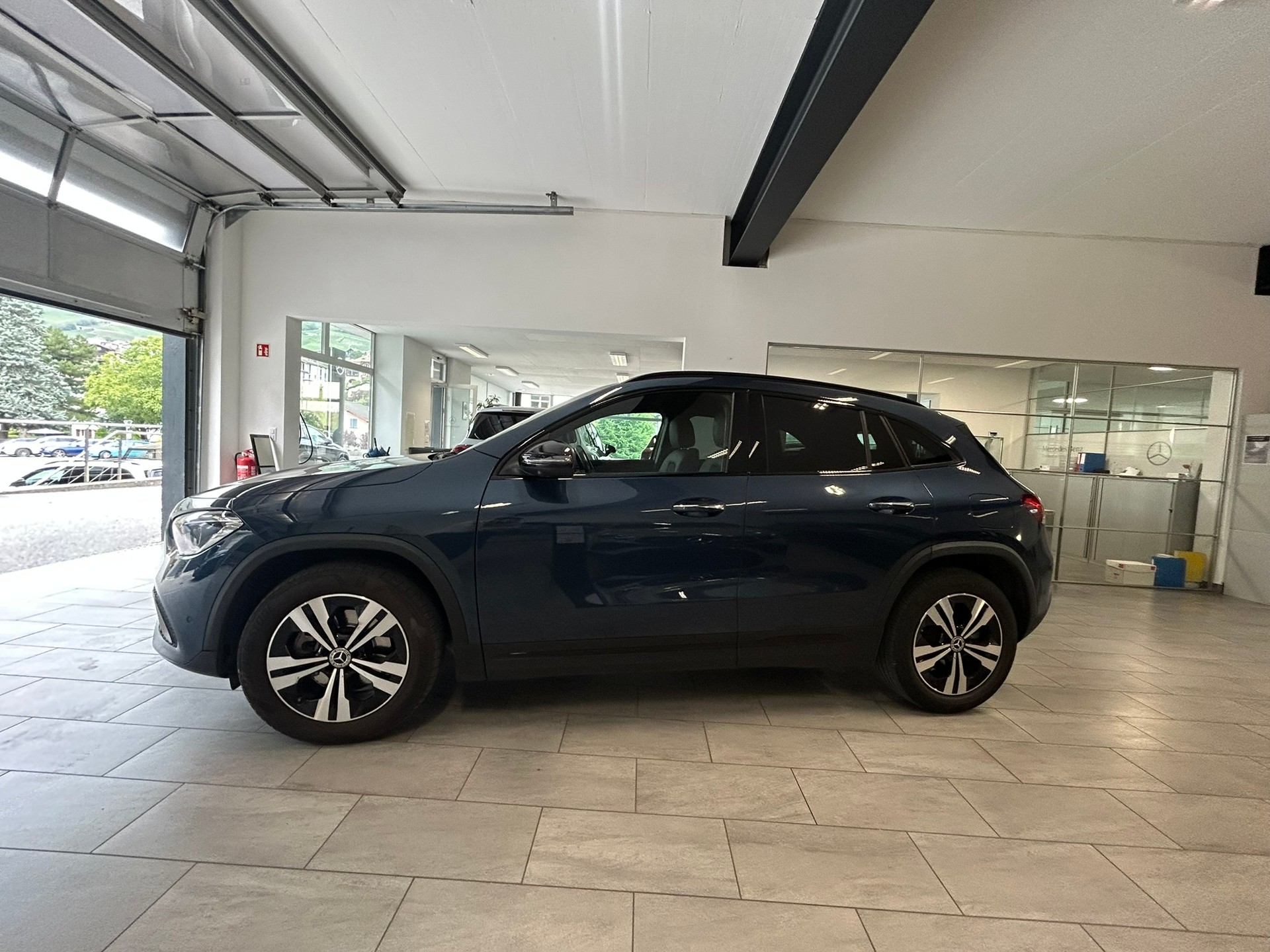 MERCEDES-BENZ GLA 250 4Matic Progressive 8G-DCT-showroom-element-3