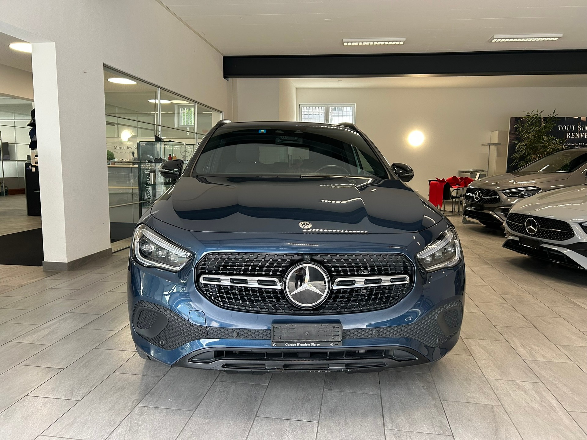 MERCEDES-BENZ GLA 250 4Matic Progressive 8G-DCT-showroom-element-1