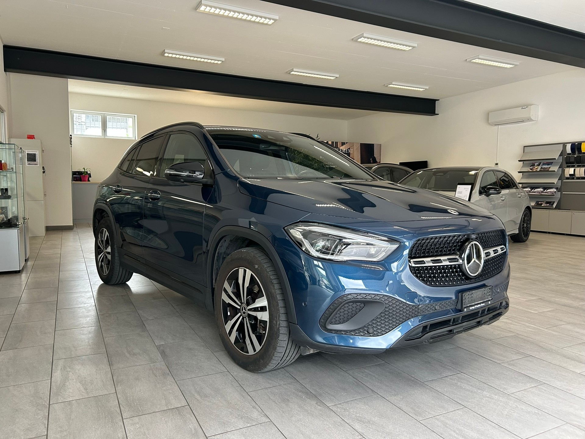 MERCEDES-BENZ GLA 250 4Matic Progressive 8G-DCT-showroom-element-2