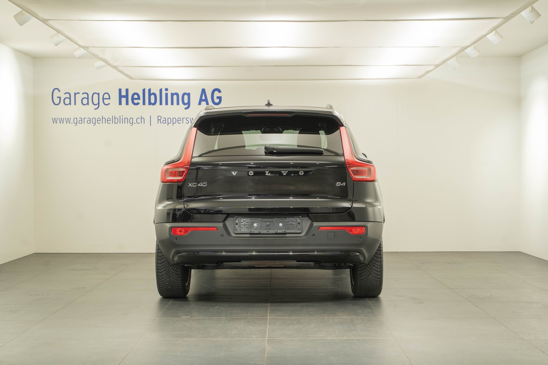 VOLVO XC40 2.0 B4 MH Plus Dark-showroom-element-3