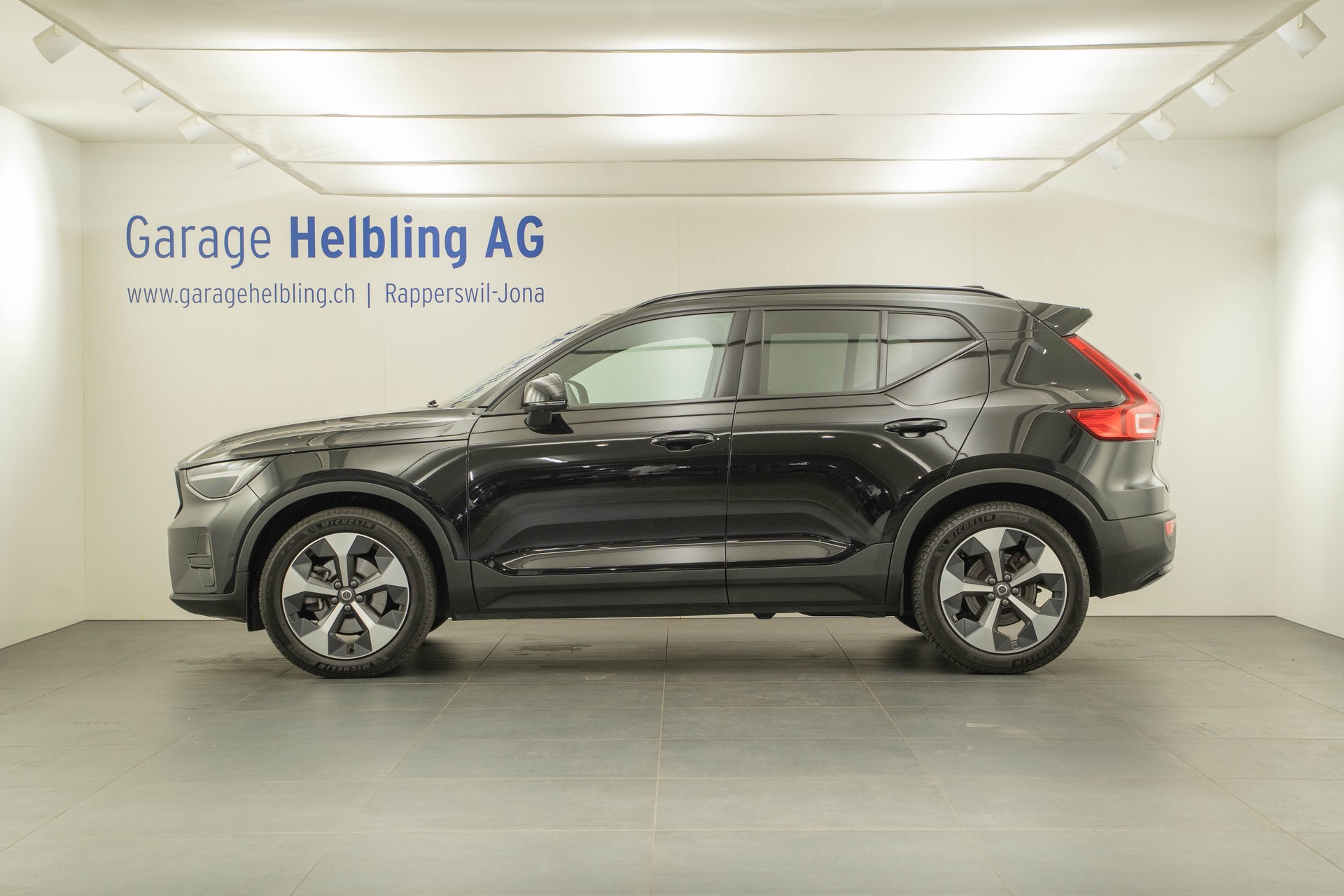VOLVO XC40 2.0 B4 MH Plus Dark-showroom-element-2