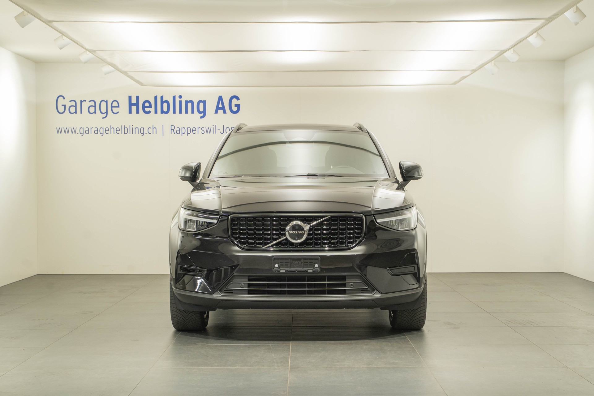 VOLVO XC40 2.0 B4 MH Plus Dark-showroom-element-1