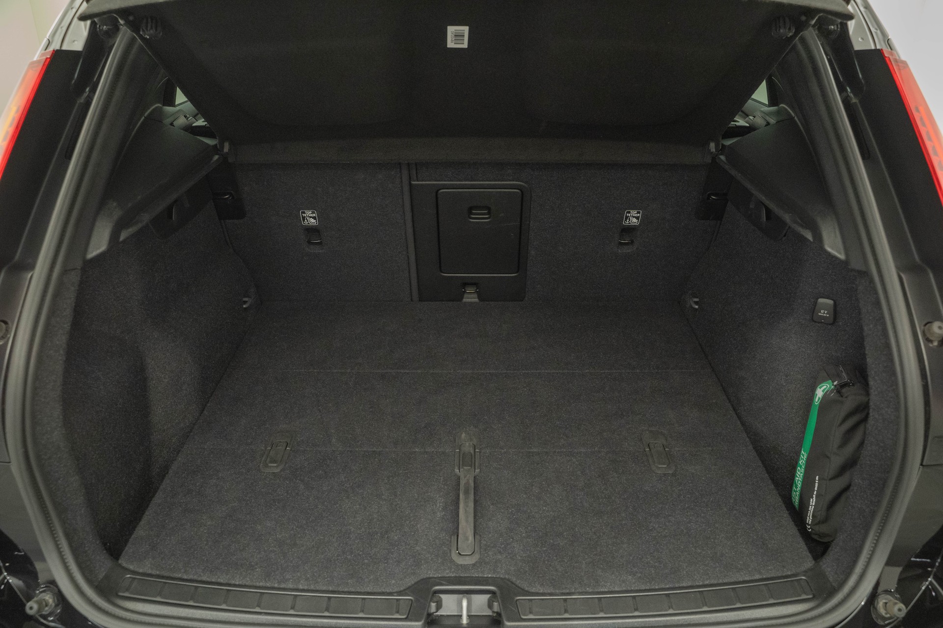 VOLVO XC40 2.0 B4 MH Plus Dark-image-4