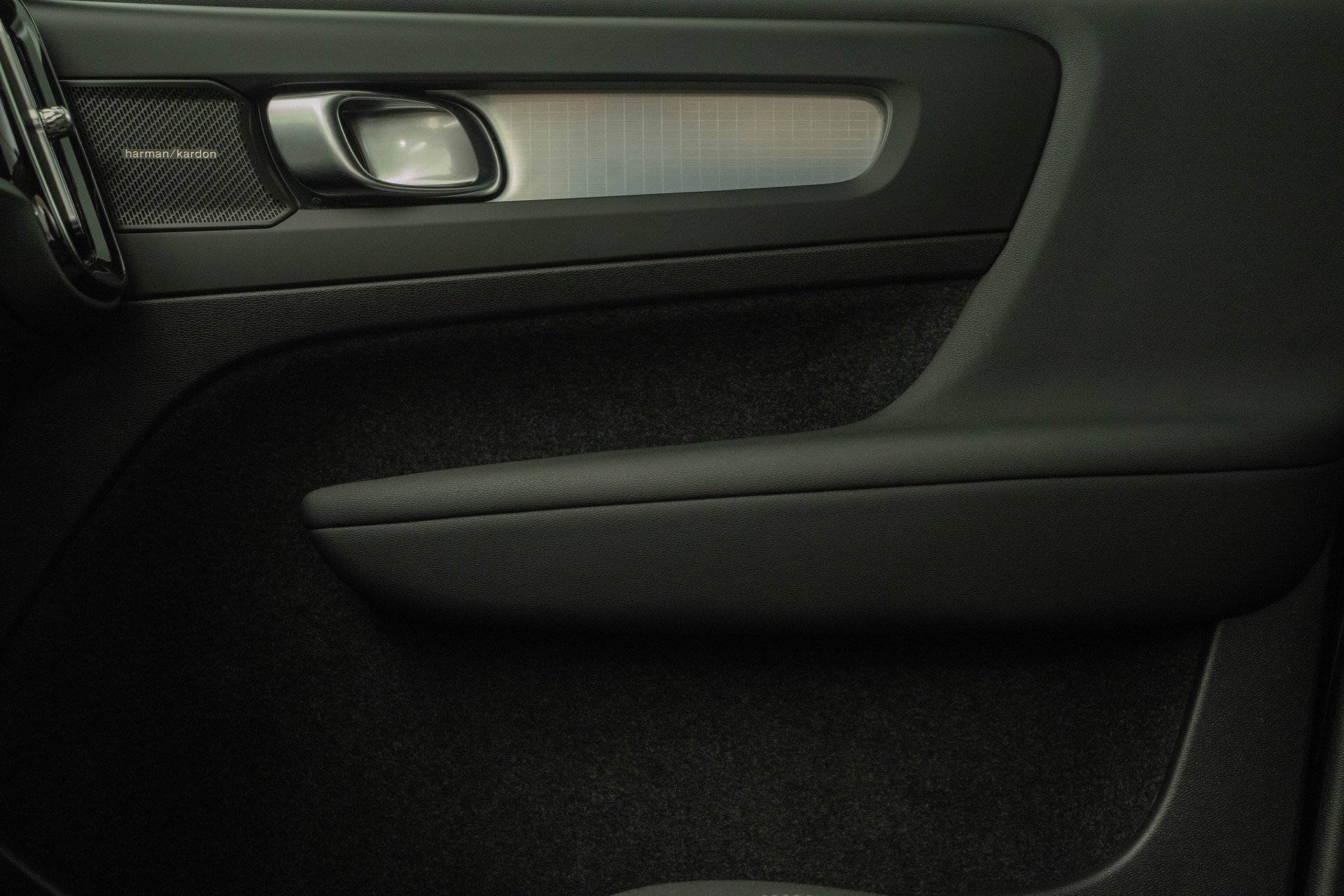 VOLVO XC40 2.0 B4 MH Plus Dark-image-13