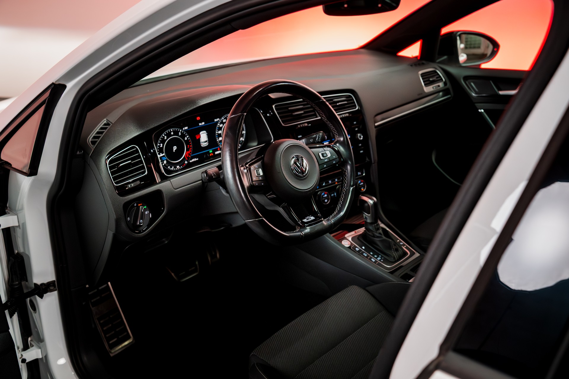 VW Golf VII 2.0 TSI R DSG 4motion / Facelift / Panorama-Schiebedach / Virtual Cockpit-image-9