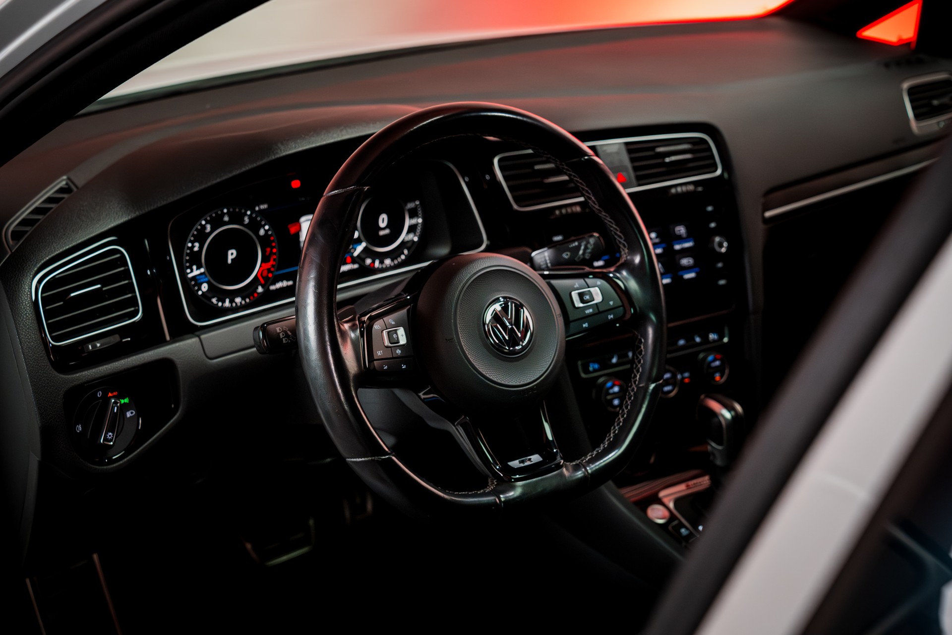VW Golf VII 2.0 TSI R DSG 4motion / Facelift / Panorama-Schiebedach / Virtual Cockpit-image-10