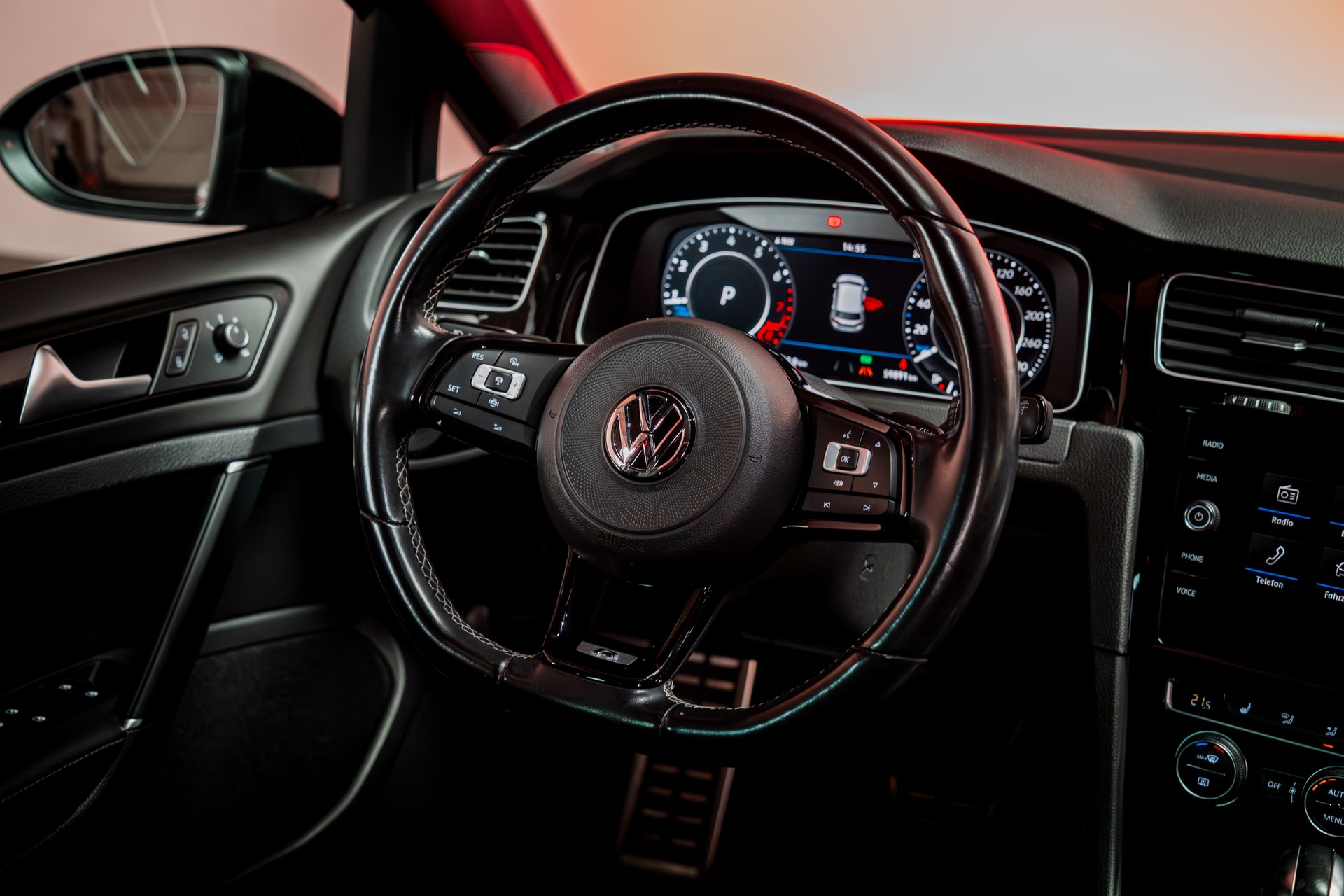 VW Golf VII 2.0 TSI R DSG 4motion / Facelift / Panorama-Schiebedach / Virtual Cockpit-image-18