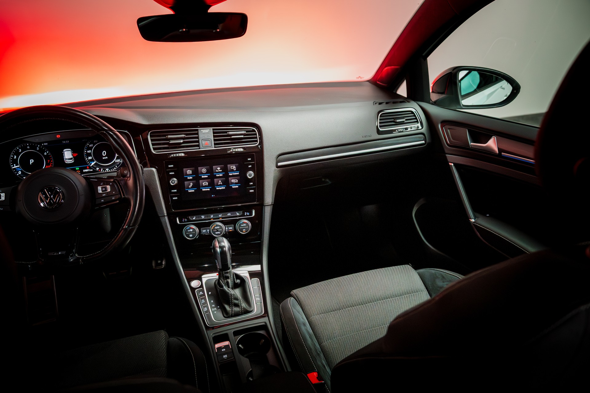 VW Golf VII 2.0 TSI R DSG 4motion / Facelift / Panorama-Schiebedach / Virtual Cockpit-image-17