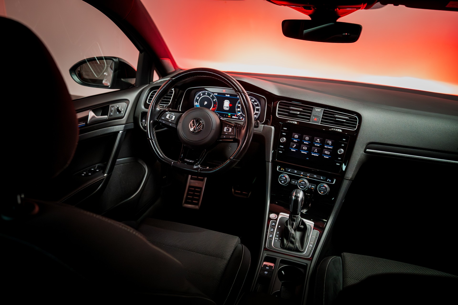 VW Golf VII 2.0 TSI R DSG 4motion / Facelift / Panorama-Schiebedach / Virtual Cockpit-image-16