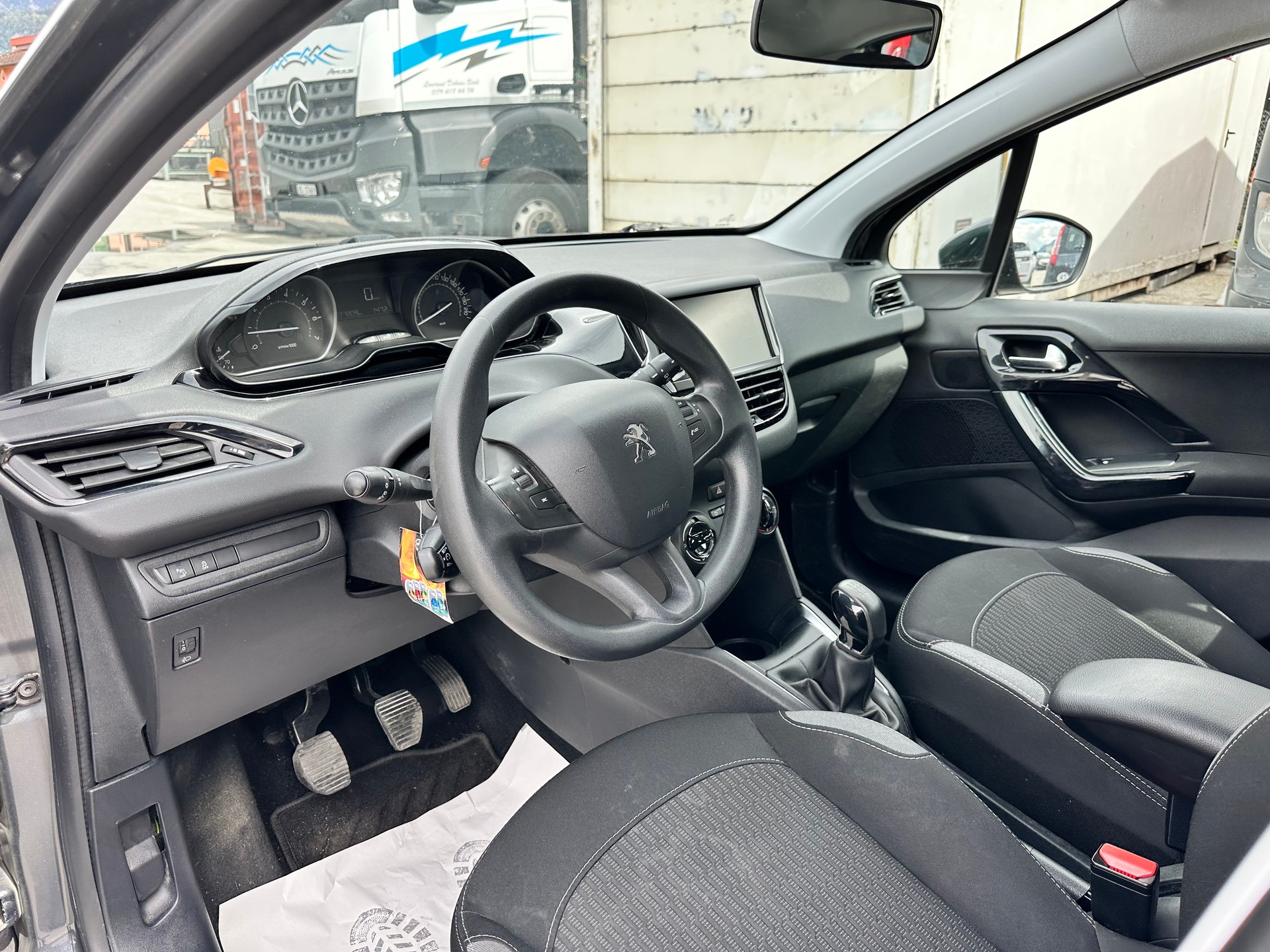 PEUGEOT 208 1.2 PureTech Active-image-9