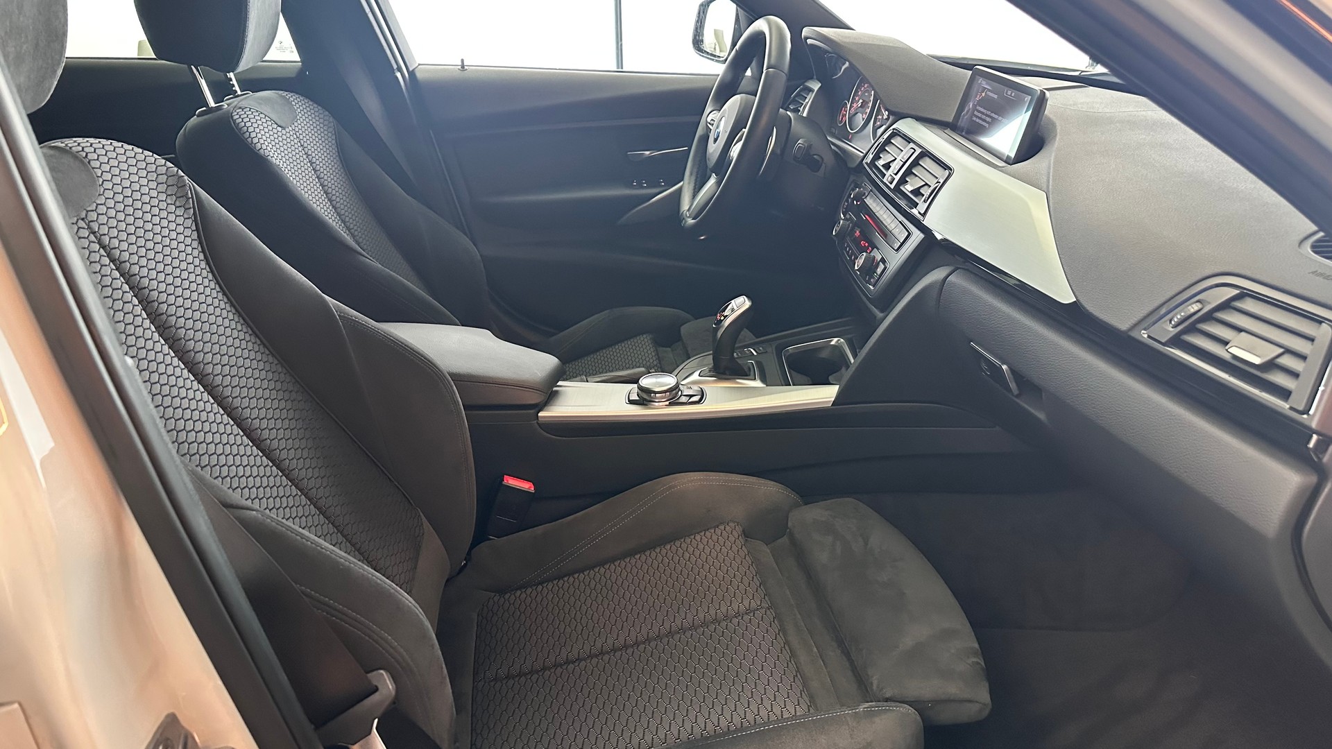BMW 320d xDrive SAG-image-25