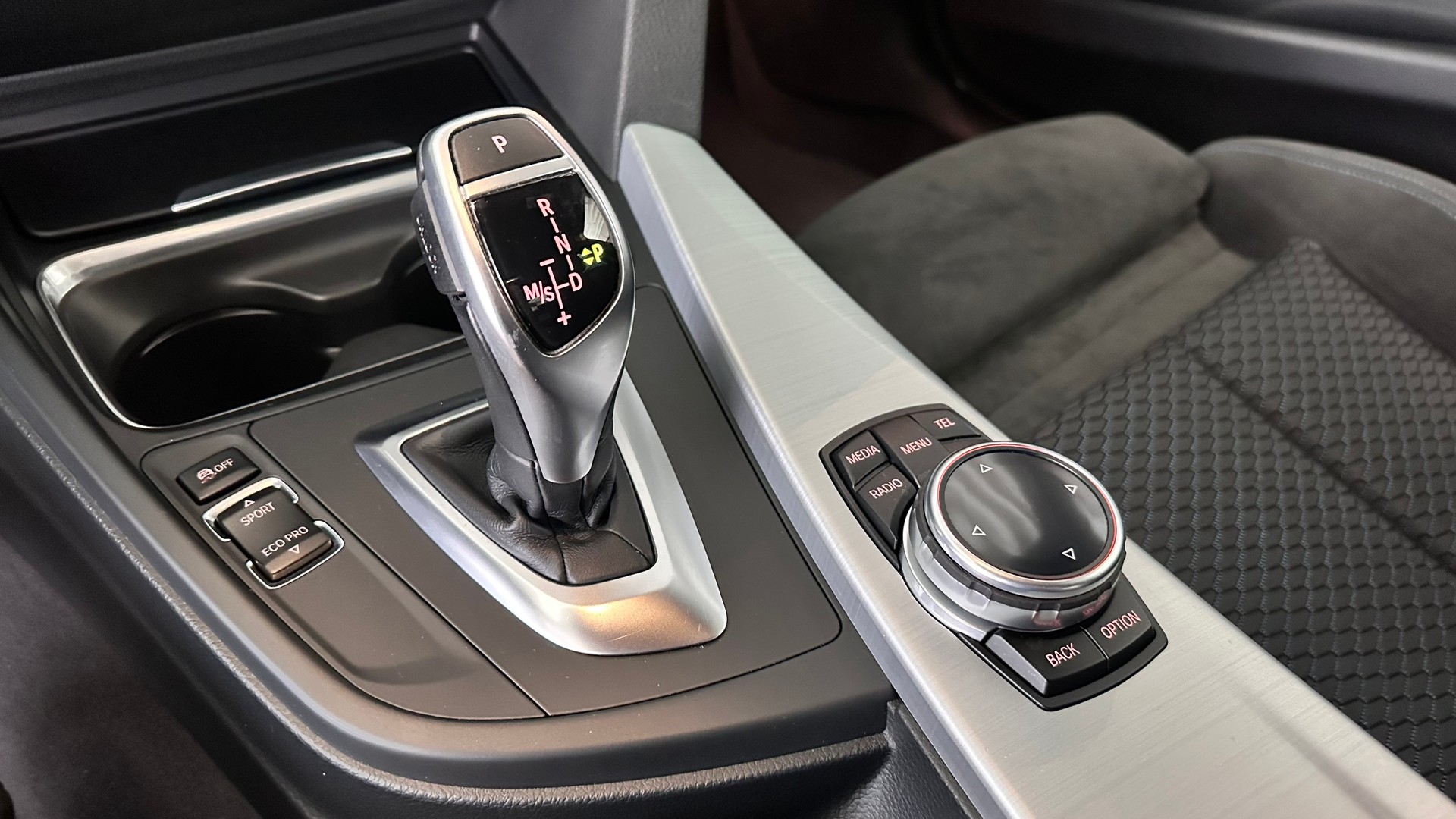 BMW 320d xDrive SAG-image-9
