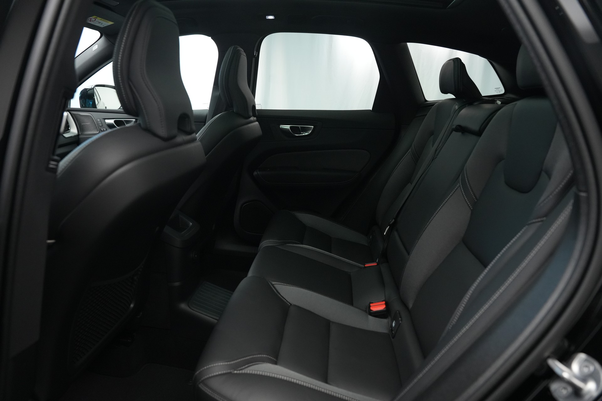 VOLVO XC60 T8 eAWD PluginHybrid Black Edition Geartronic *Panorama* *Standheizung*-image-15