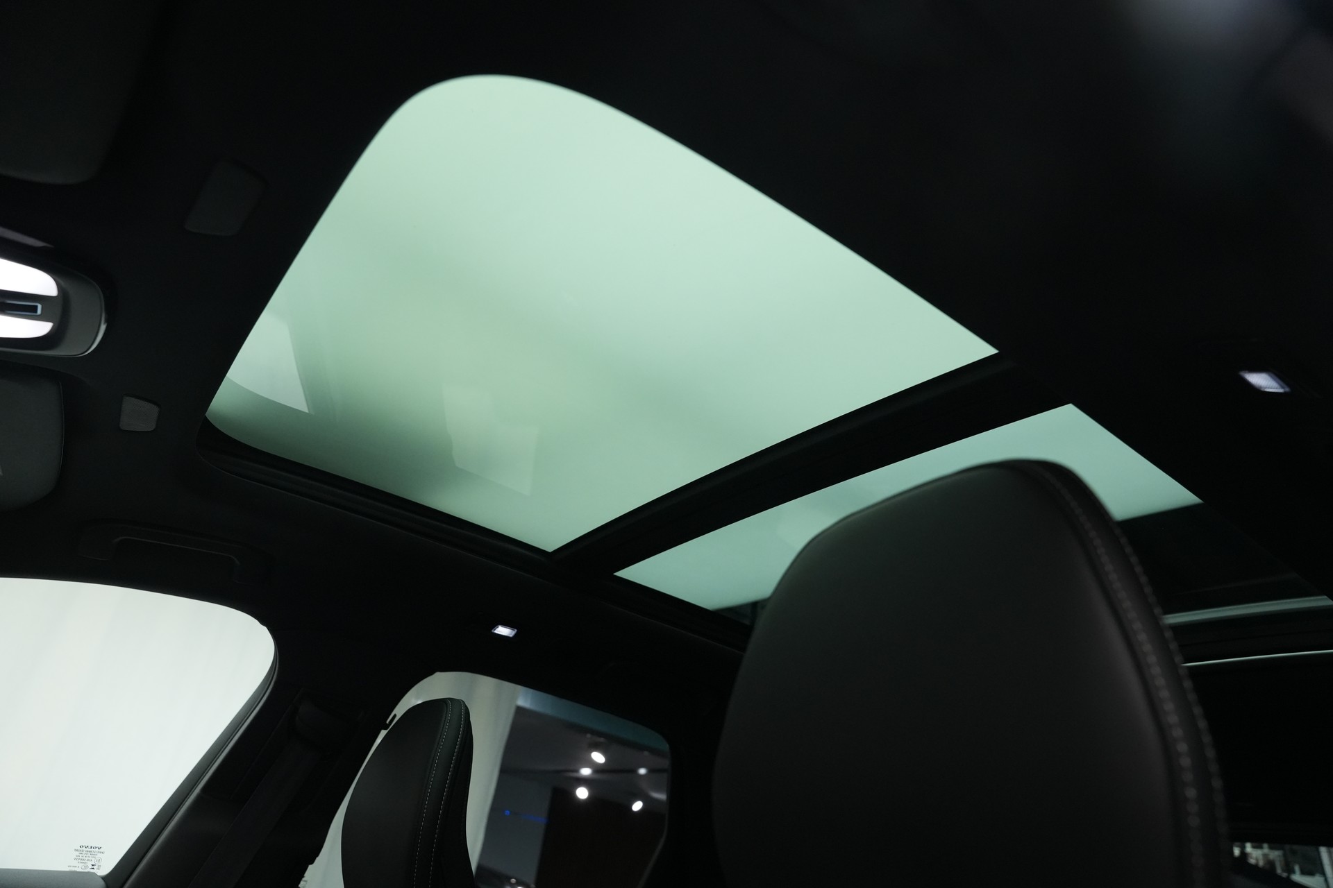 VOLVO XC60 T8 eAWD PluginHybrid Black Edition Geartronic *Panorama* *Standheizung*-image-13