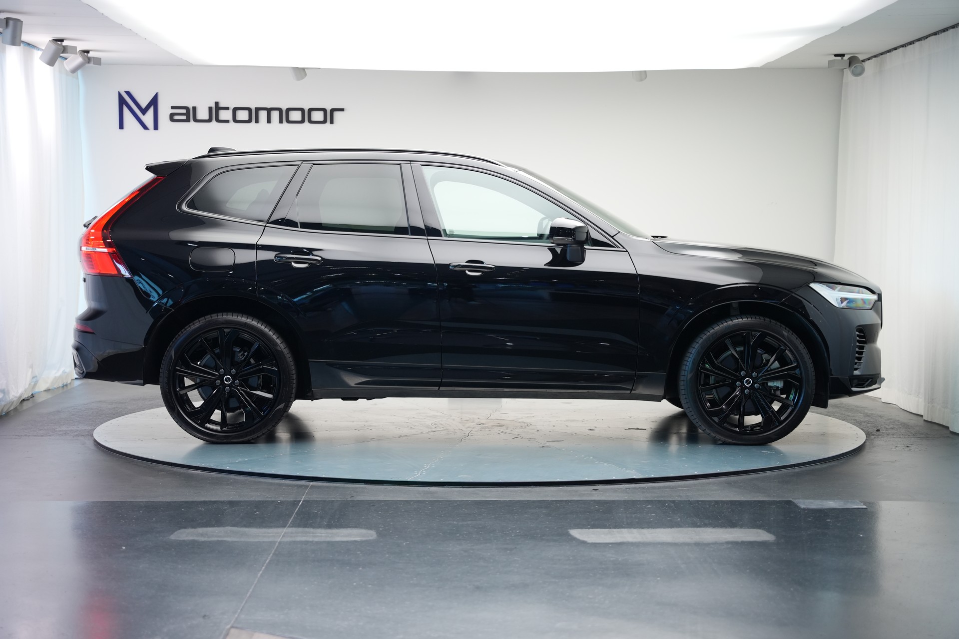 VOLVO XC60 T8 eAWD PluginHybrid Black Edition Geartronic *Panorama* *Standheizung*-showroom-element-3