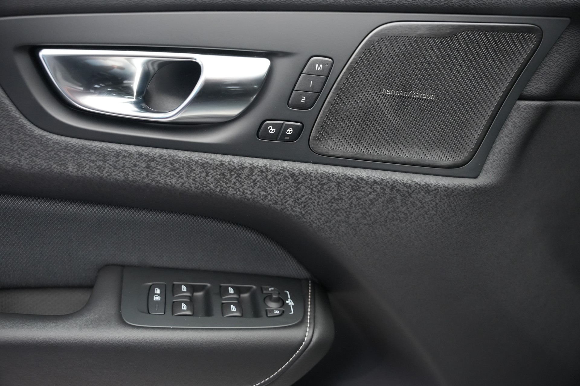 VOLVO XC60 T8 eAWD PluginHybrid Black Edition Geartronic *Panorama* *Standheizung*-image-21