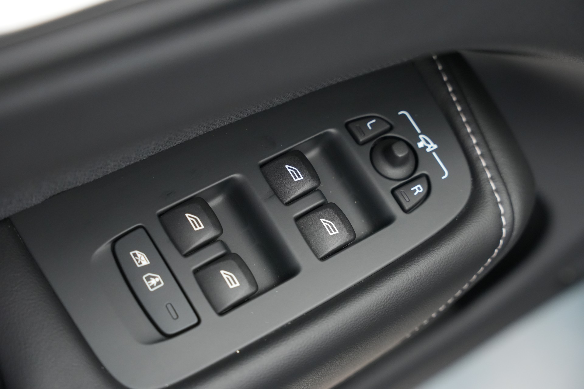 VOLVO XC60 T8 eAWD PluginHybrid Black Edition Geartronic *Panorama* *Standheizung*-image-22