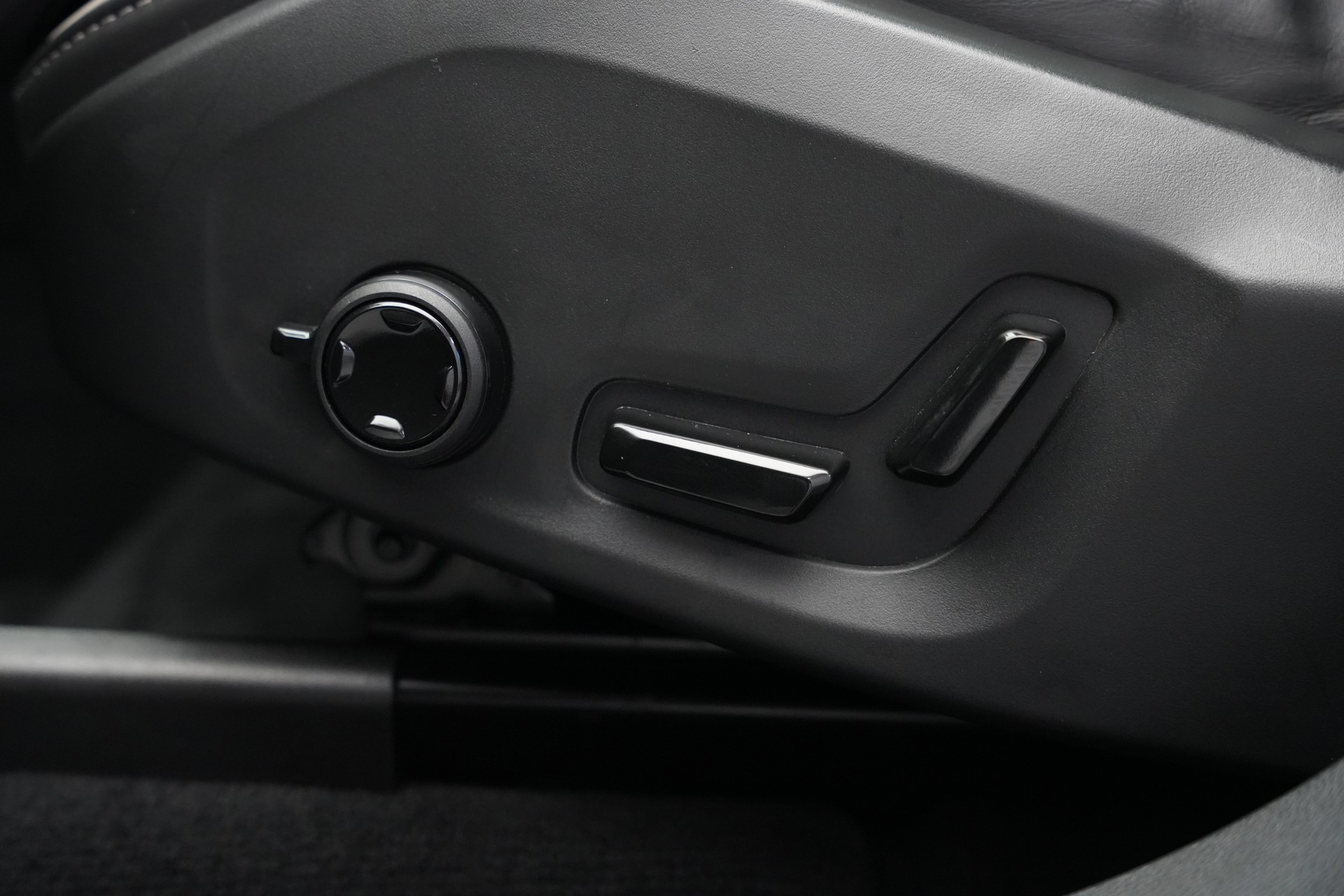 VOLVO XC60 T8 eAWD PluginHybrid Black Edition Geartronic *Panorama* *Standheizung*-image-23