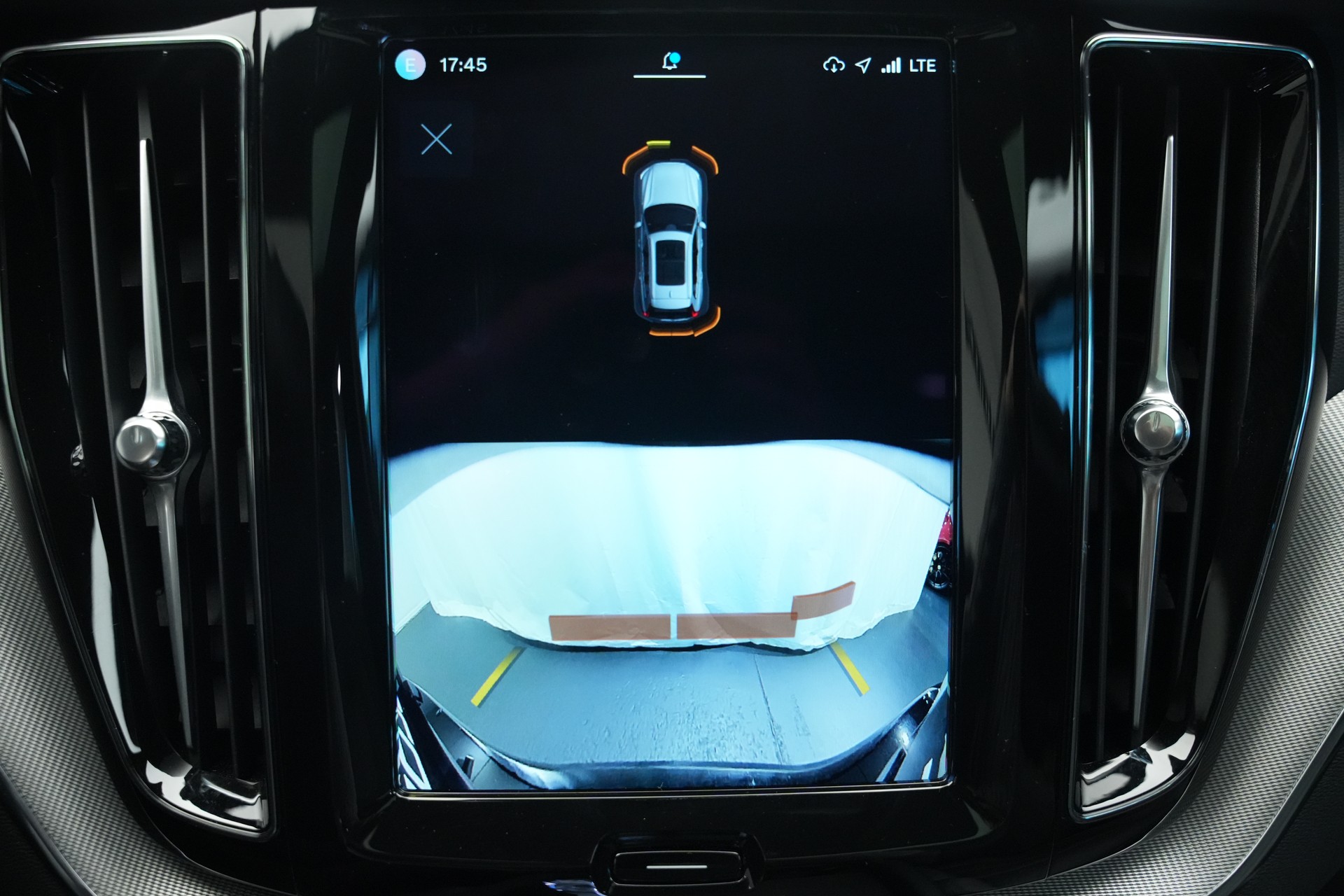 VOLVO XC60 T8 eAWD PluginHybrid Black Edition Geartronic *Panorama* *Standheizung*-image-30