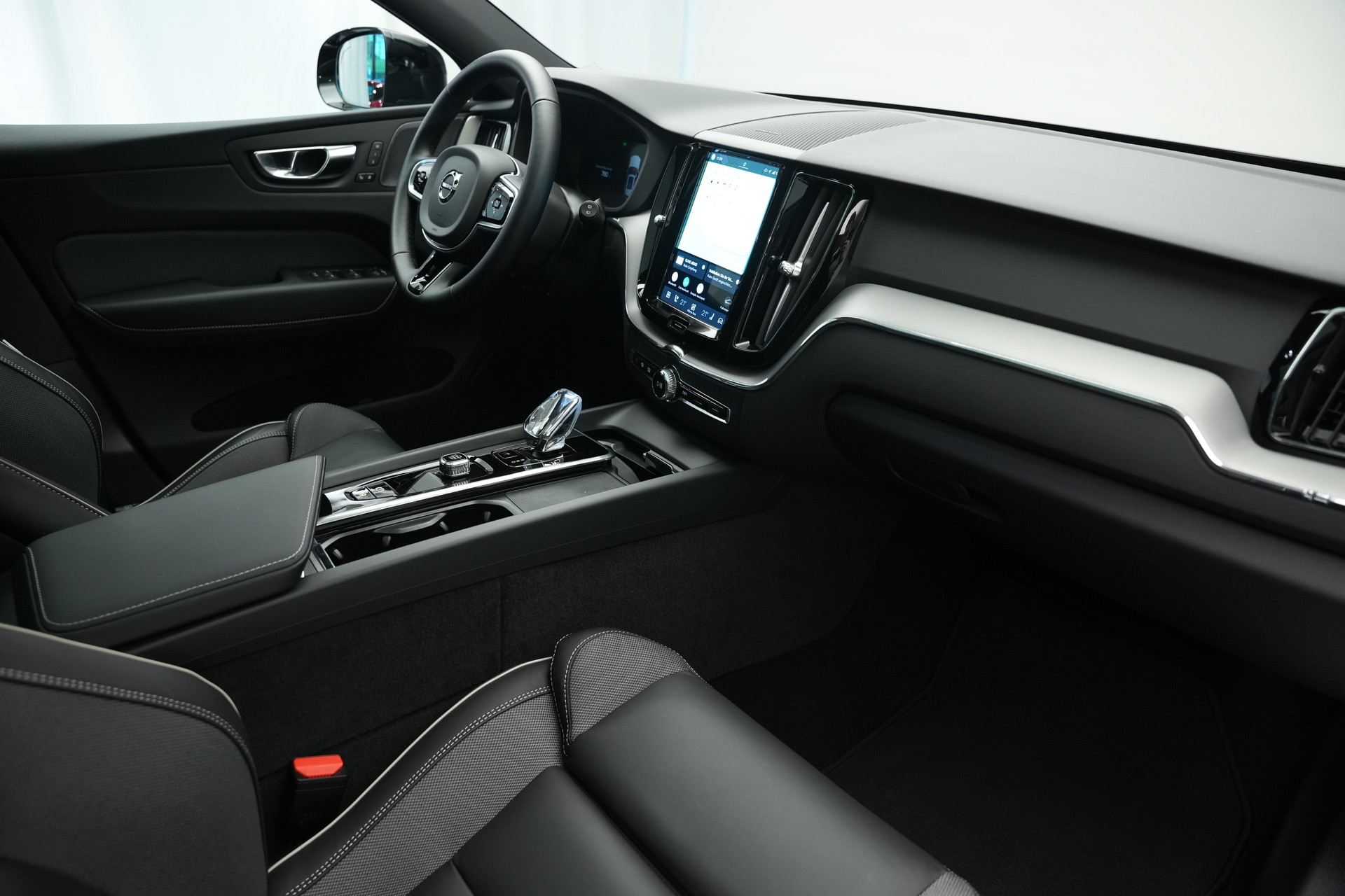 VOLVO XC60 T8 eAWD PluginHybrid Black Edition Geartronic *Panorama* *Standheizung*-image-11