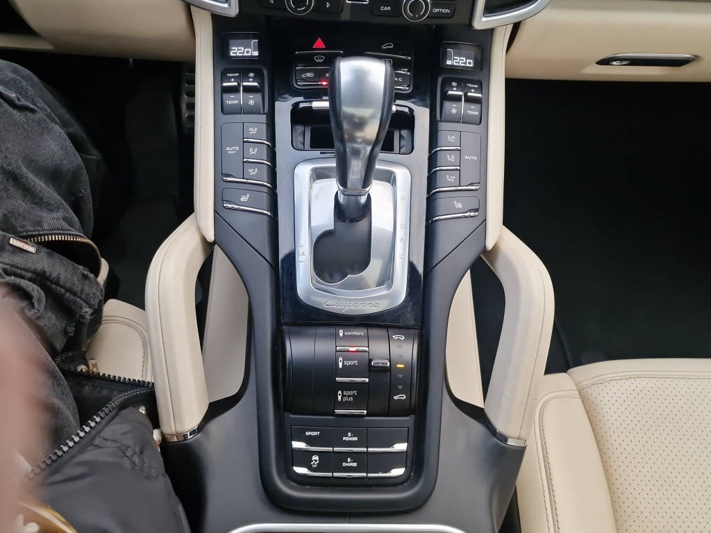 PORSCHE Cayenne 3.0 V6 S E-Hybrid-image-10