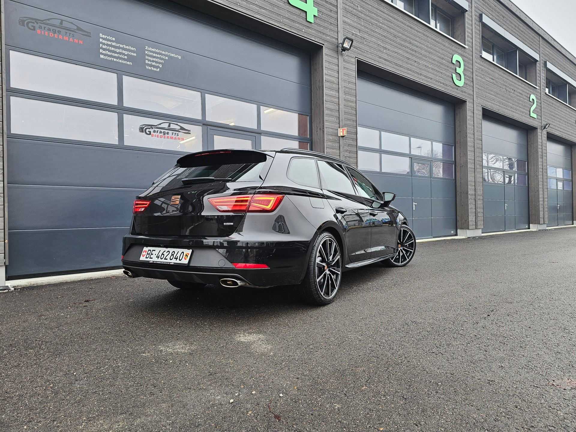 SEAT Leon ST 2.0 TSI Cupra R 300 4 Drive DSG-image-12