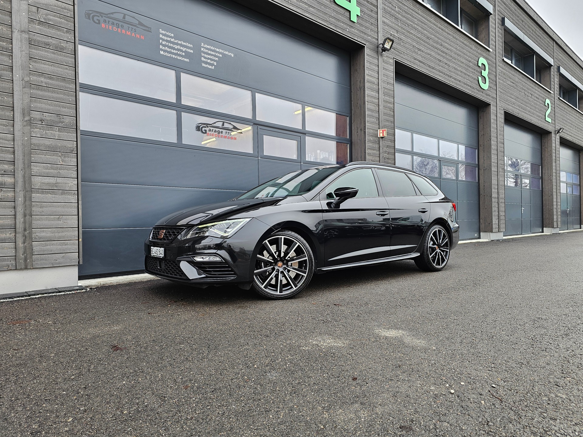 SEAT Leon ST 2.0 TSI Cupra R 300 4 Drive DSG-image-1