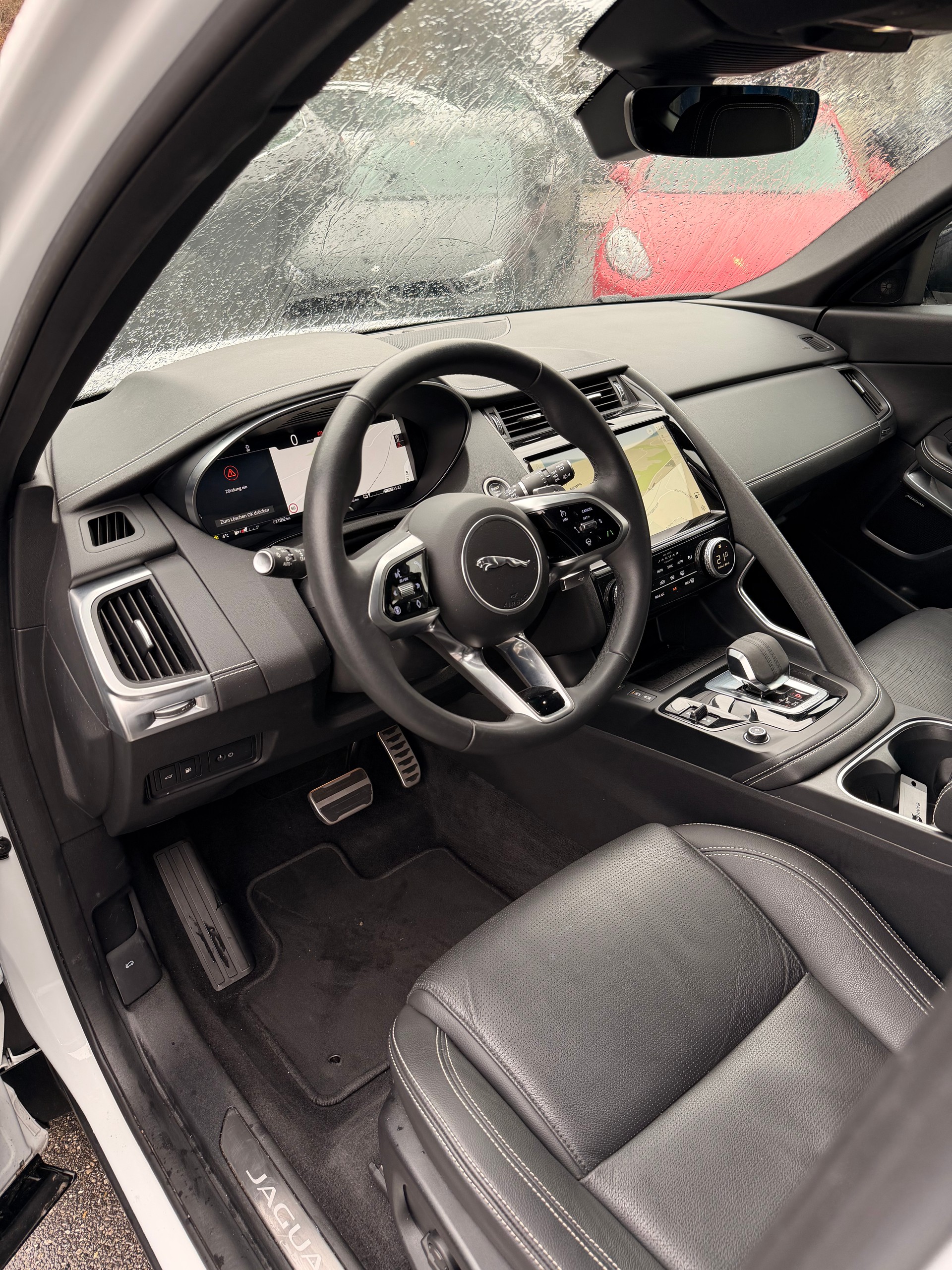 JAGUAR E-Pace 1.5 P300e R-Dynamic AWD HSE-image-6