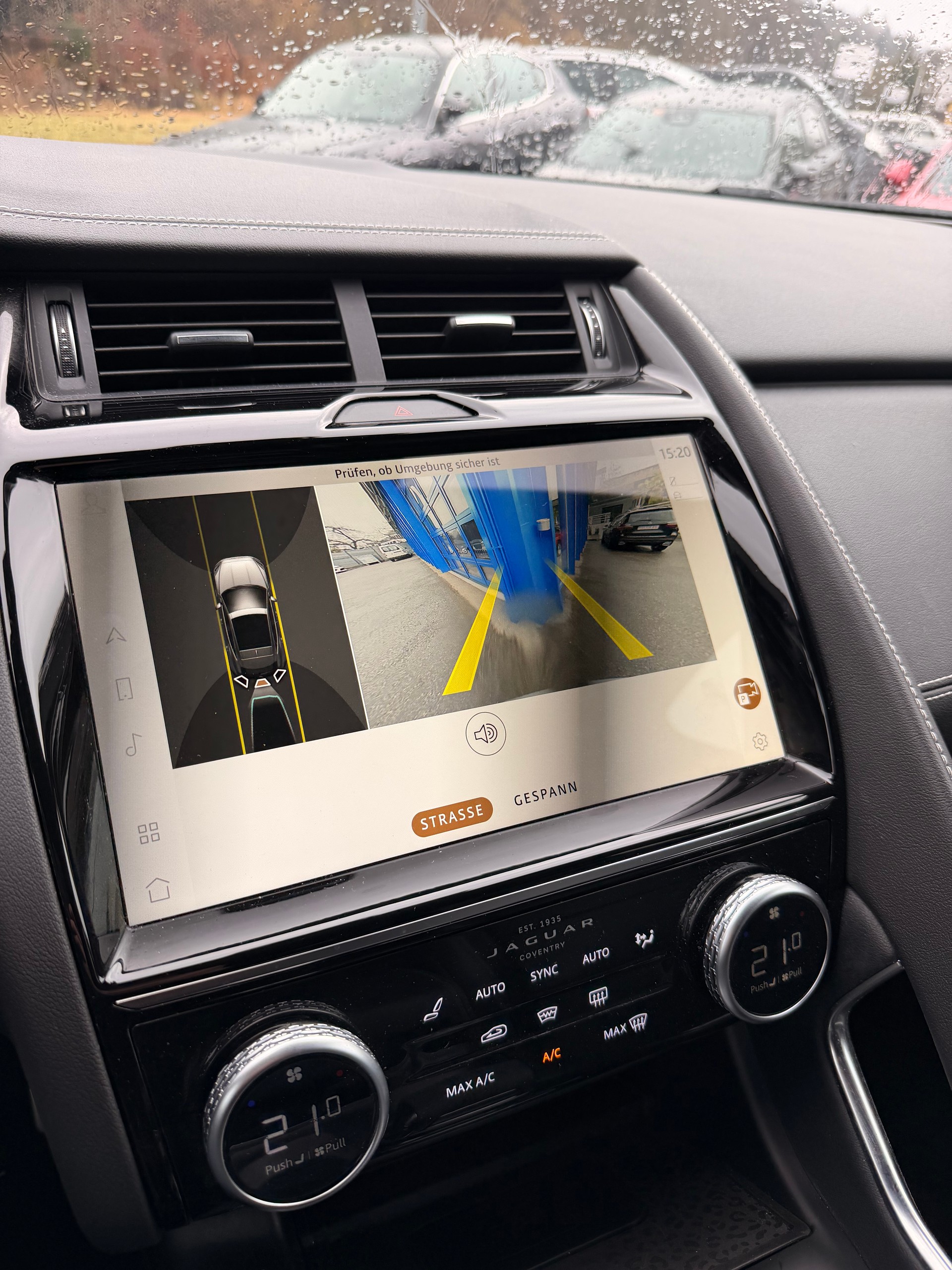 JAGUAR E-Pace 1.5 P300e R-Dynamic AWD HSE-image-15