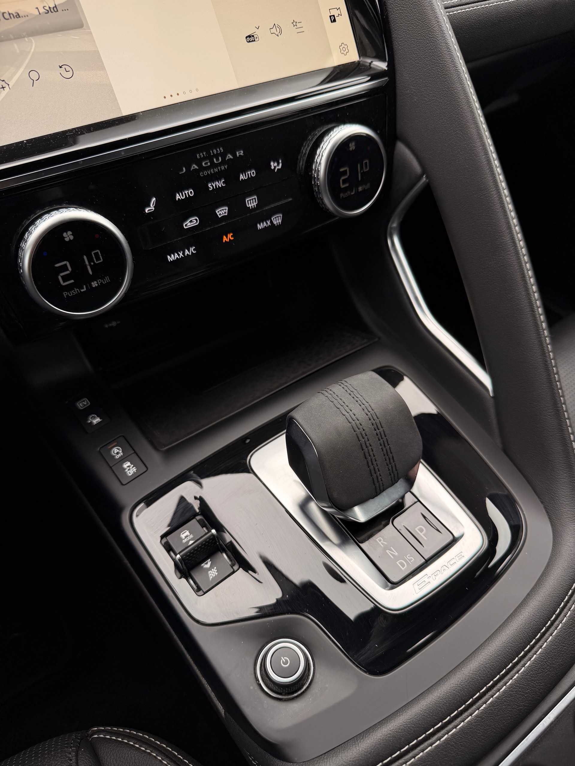 JAGUAR E-Pace 1.5 P300e R-Dynamic AWD HSE-image-14