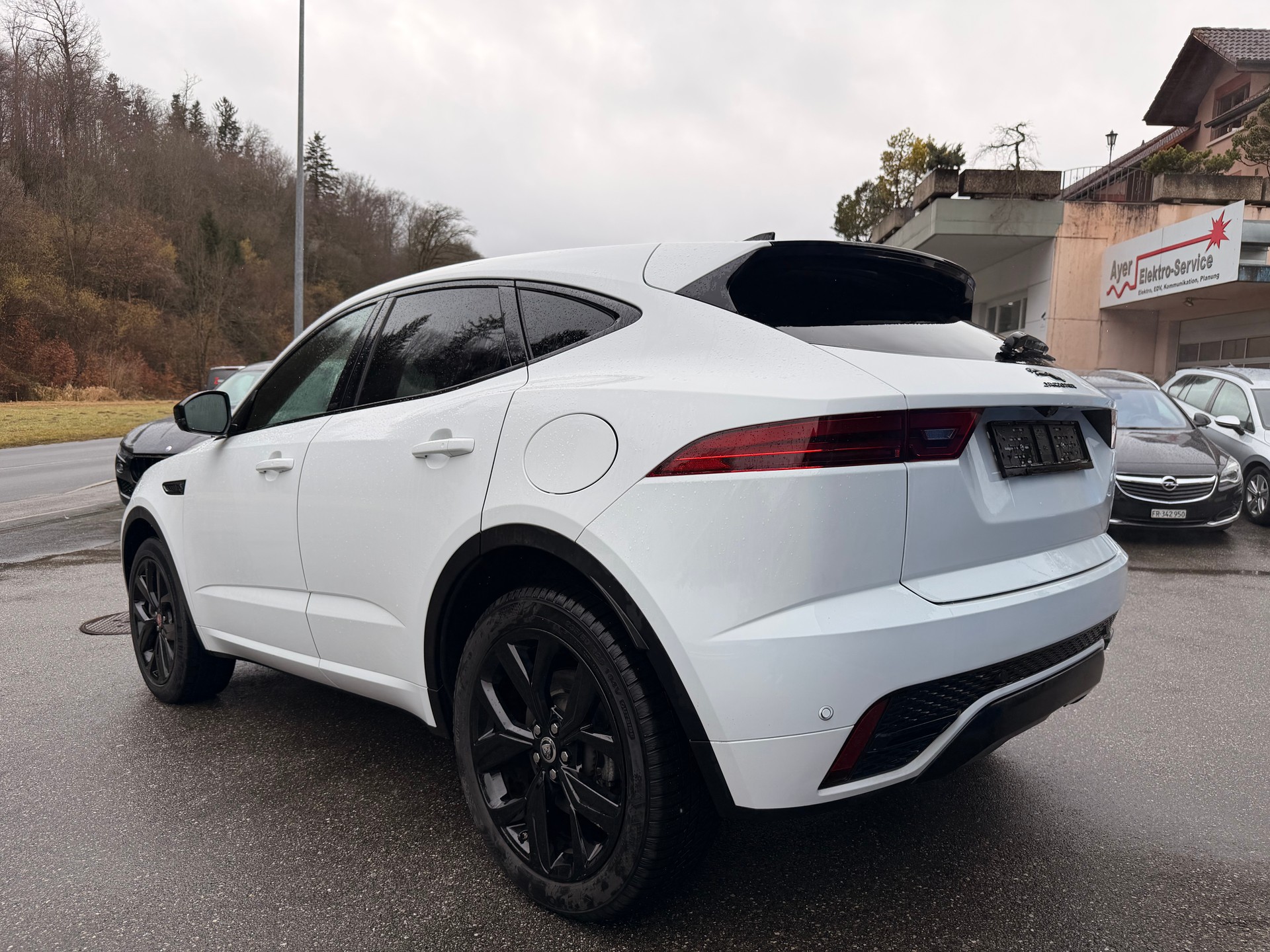 JAGUAR E-Pace 1.5 P300e R-Dynamic AWD HSE-image-4