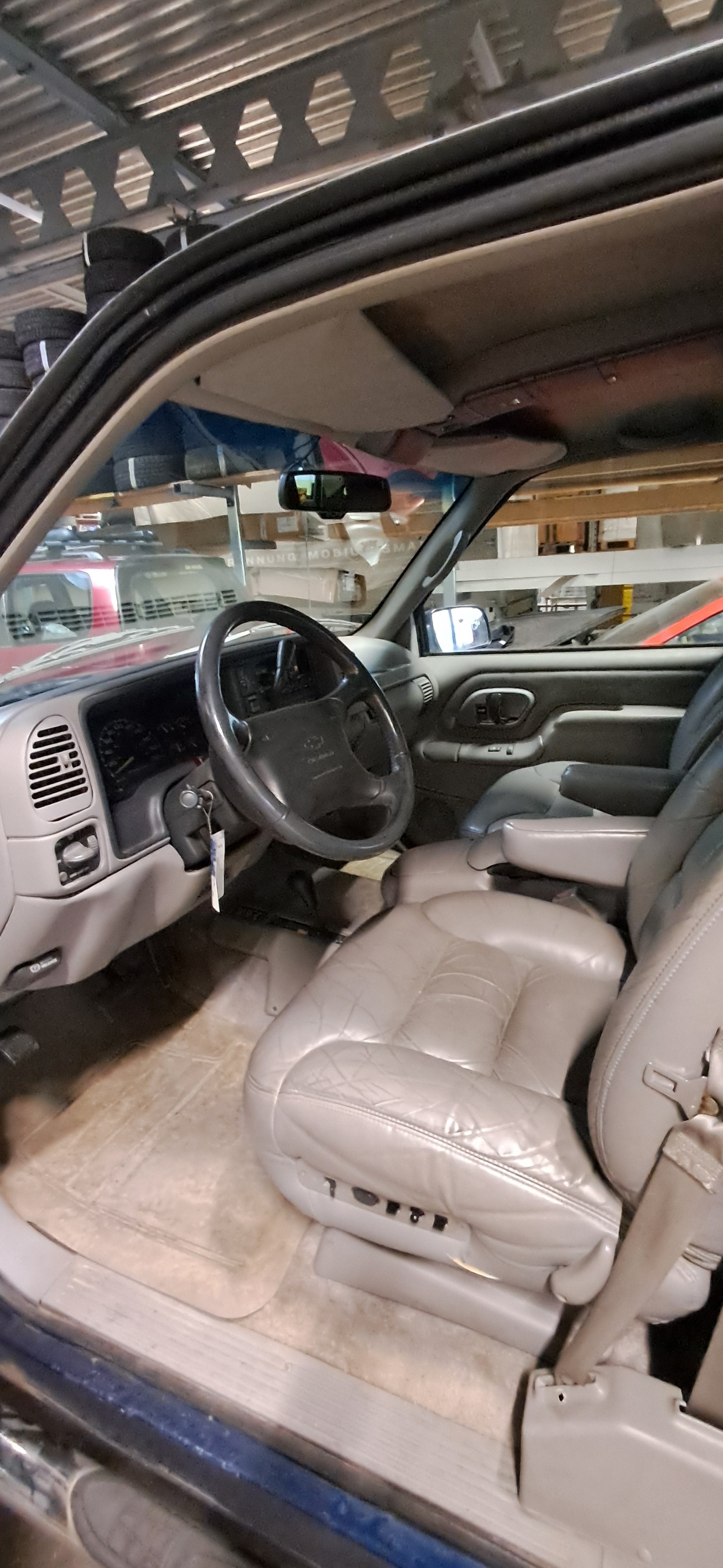 CHEVROLET TAHOE-image-4