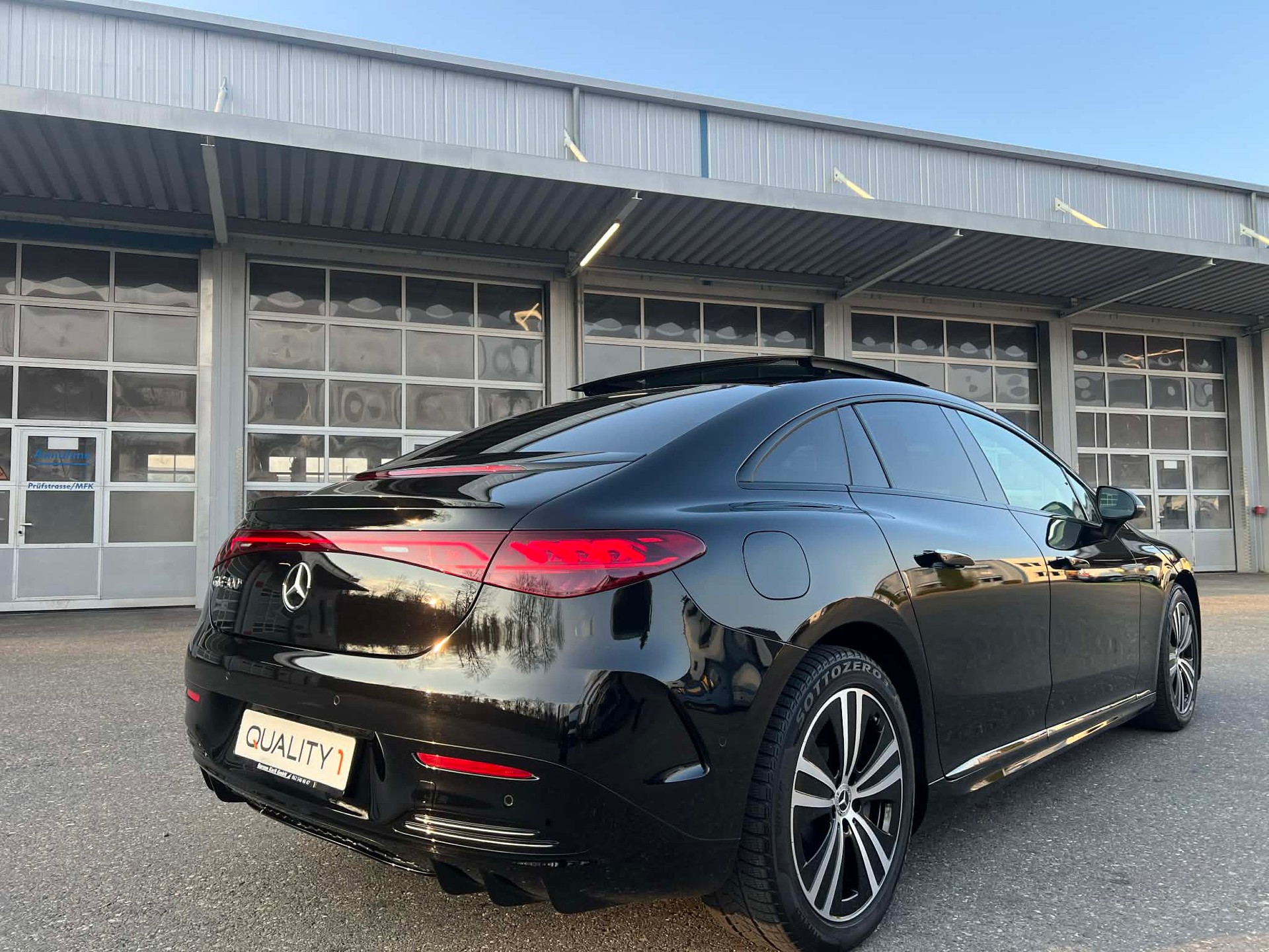 MERCEDES-BENZ EQE 300-image-7