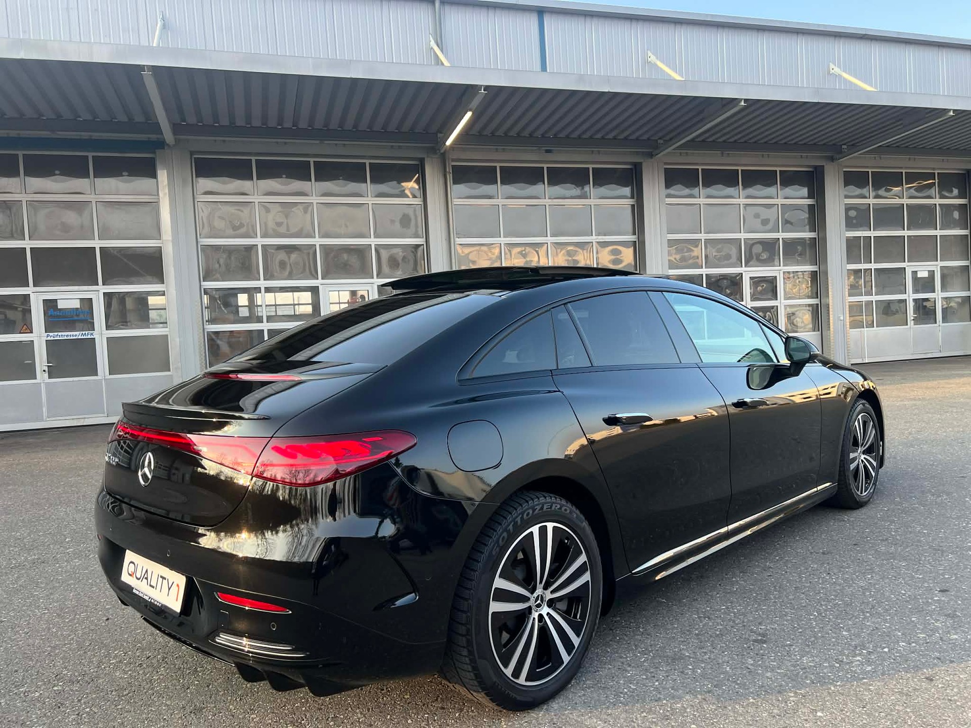 MERCEDES-BENZ EQE 300-image-6