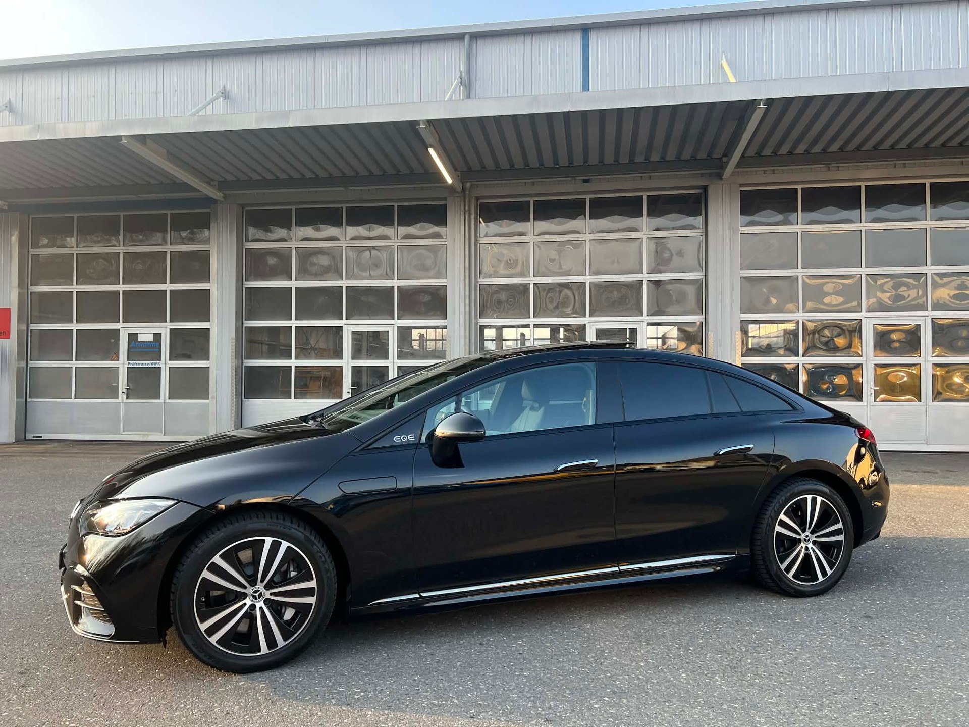 MERCEDES-BENZ EQE 300-showroom-element-3