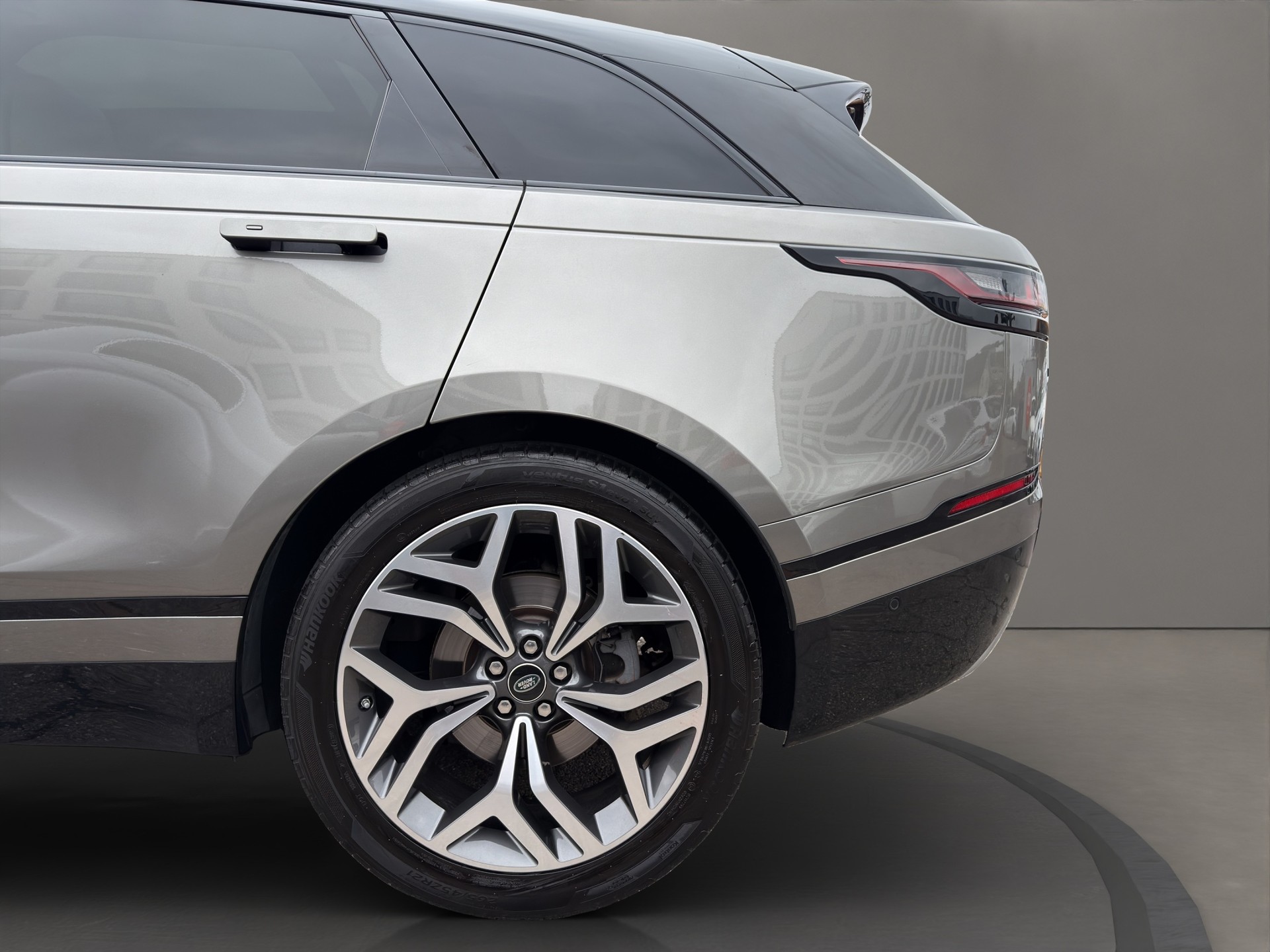 LAND ROVER Range Rover Velar R-Dynamic P 380 PS Automatic First Edition-image-18