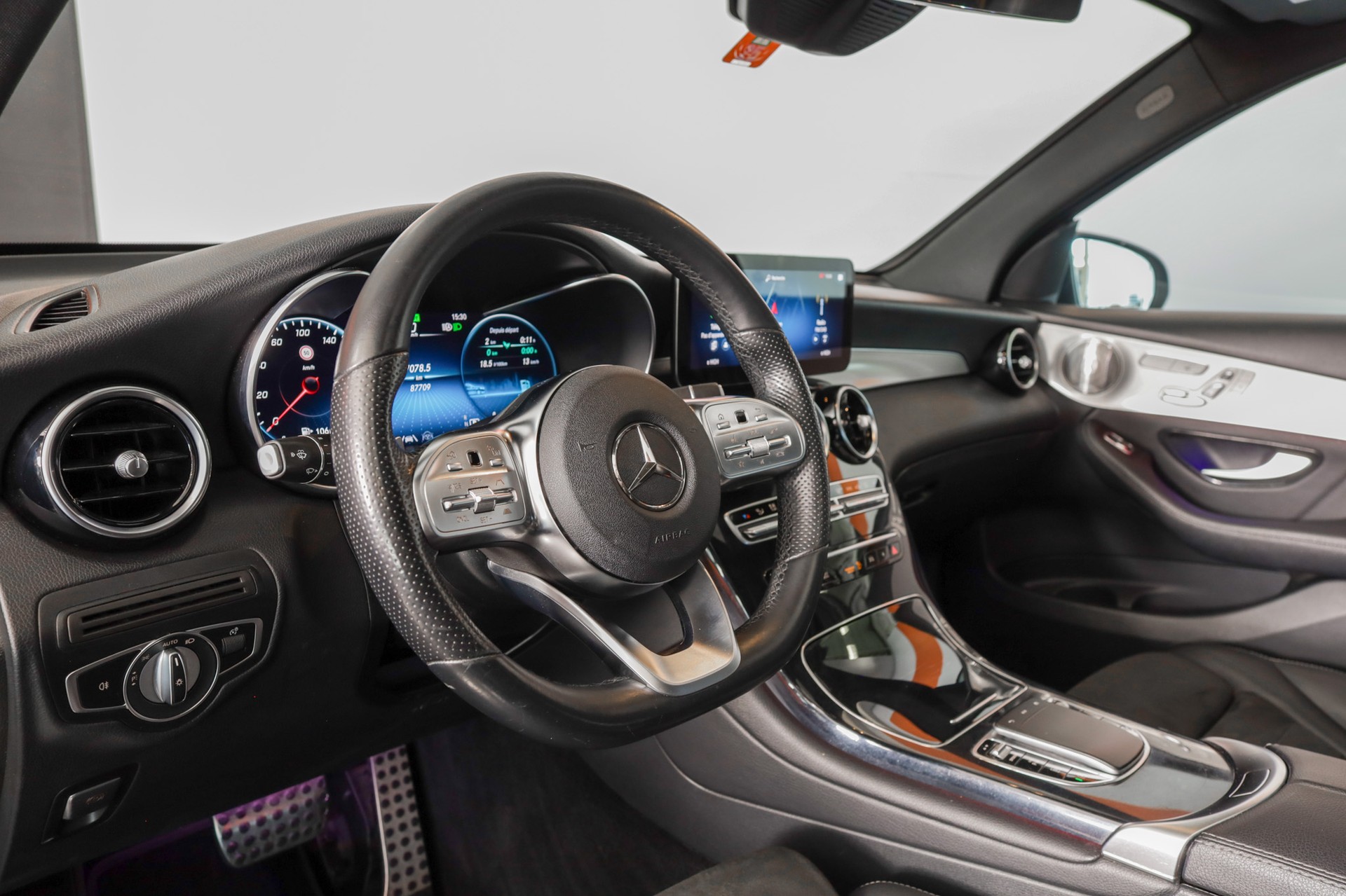 MERCEDES-BENZ GLC 200 AMG Line 4Matic 9G-Tronic-image-9