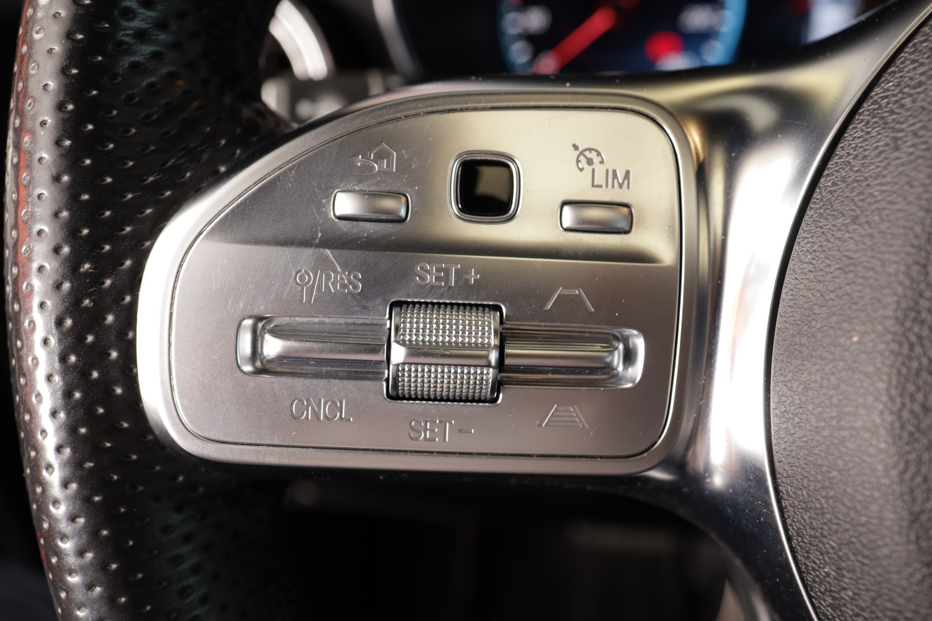 MERCEDES-BENZ GLC 200 AMG Line 4Matic 9G-Tronic-image-15