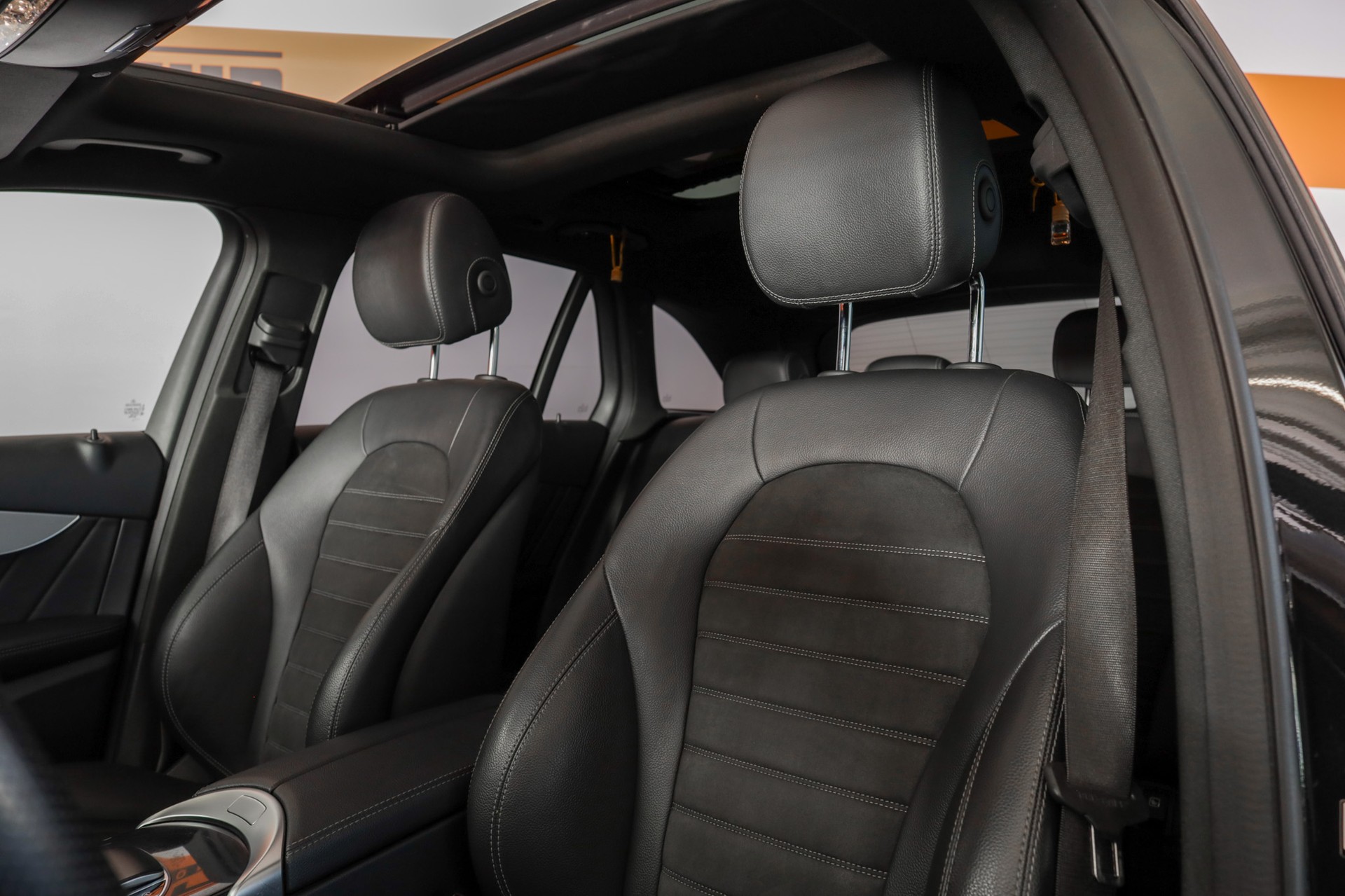 MERCEDES-BENZ GLC 200 AMG Line 4Matic 9G-Tronic-image-10