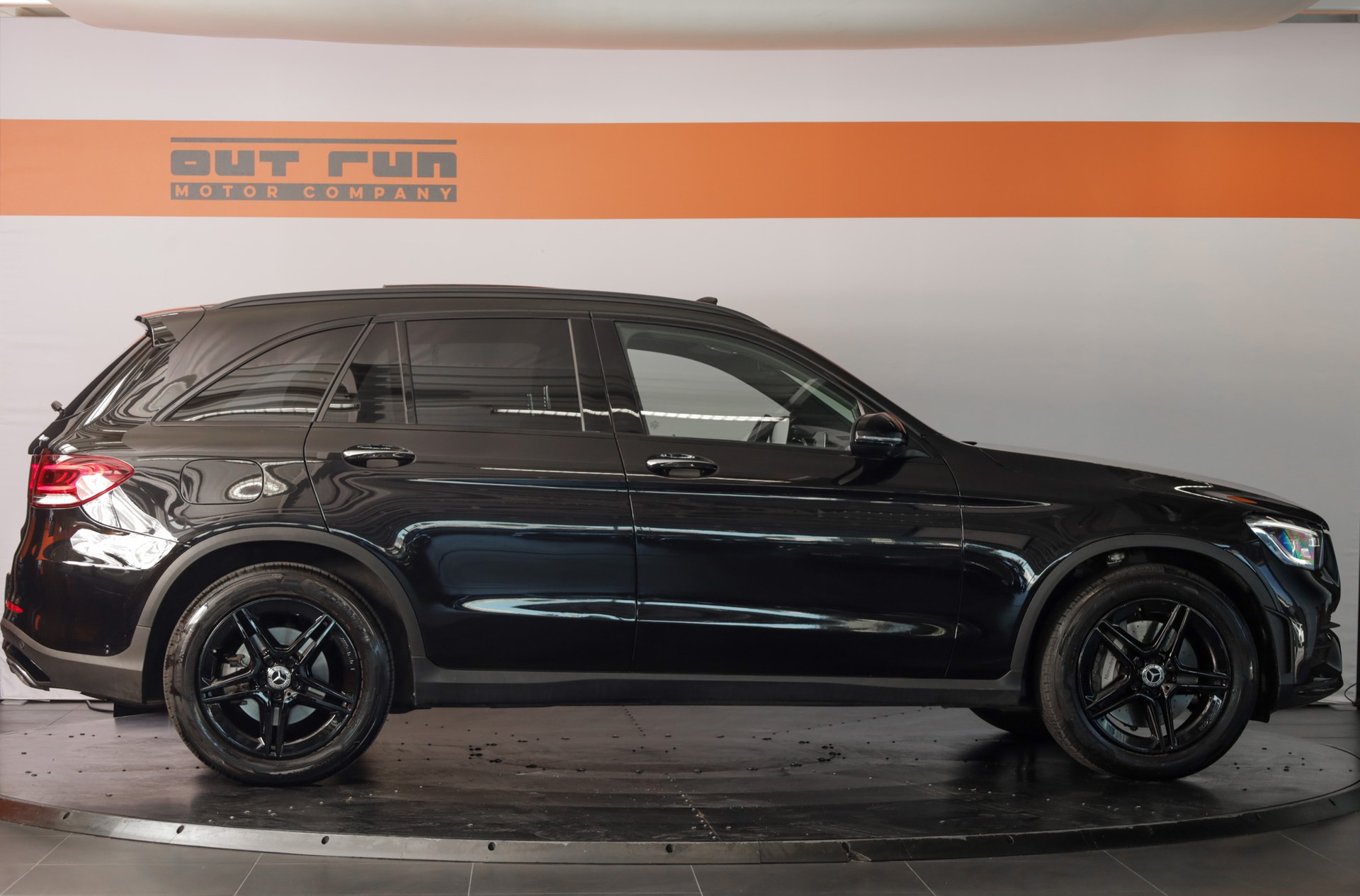 MERCEDES-BENZ GLC 200 AMG Line 4Matic 9G-Tronic-image-4
