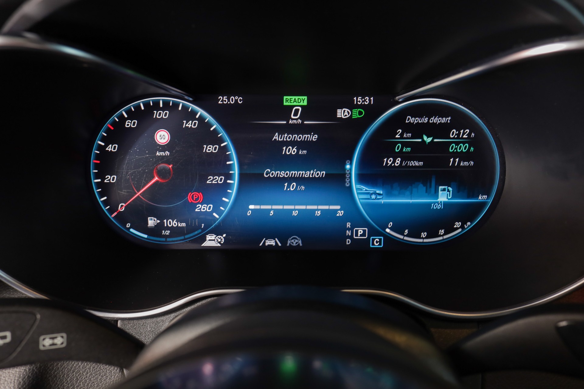MERCEDES-BENZ GLC 200 AMG Line 4Matic 9G-Tronic-image-17
