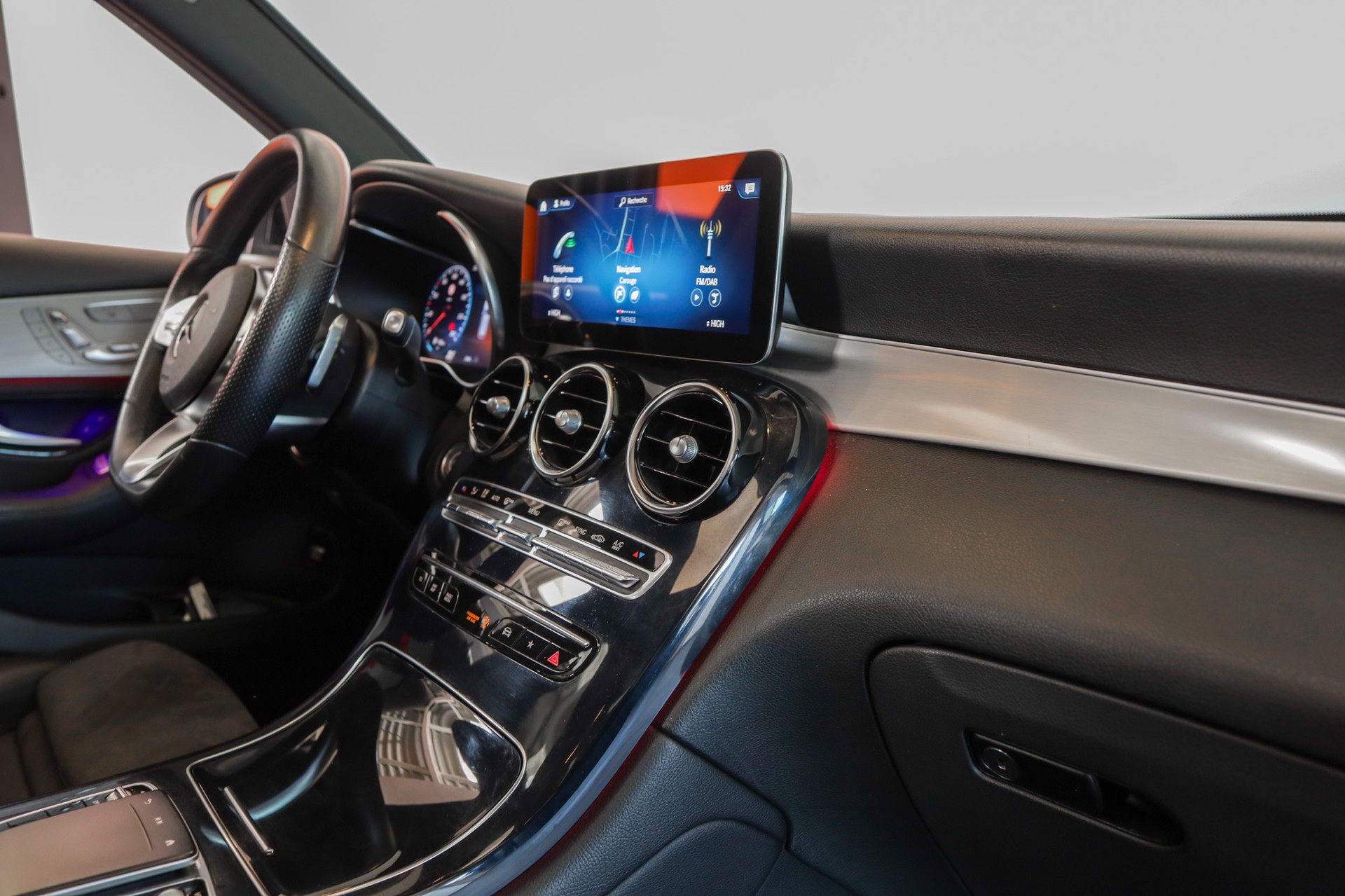 MERCEDES-BENZ GLC 200 AMG Line 4Matic 9G-Tronic-image-18