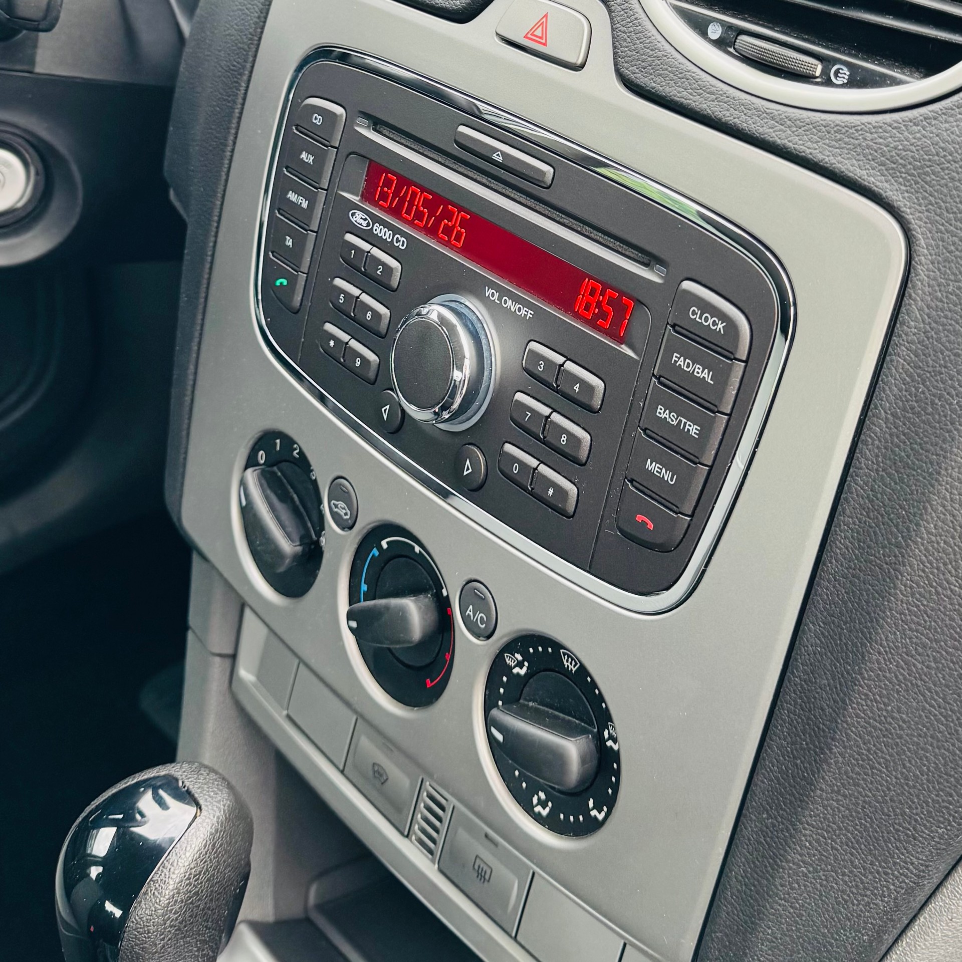 FORD Focus 1.6i Carving Automatic-image-11