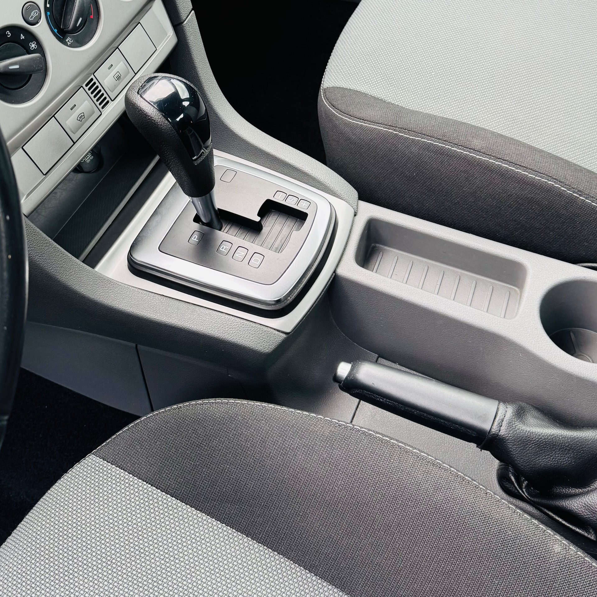 FORD Focus 1.6i Carving Automatic-image-6