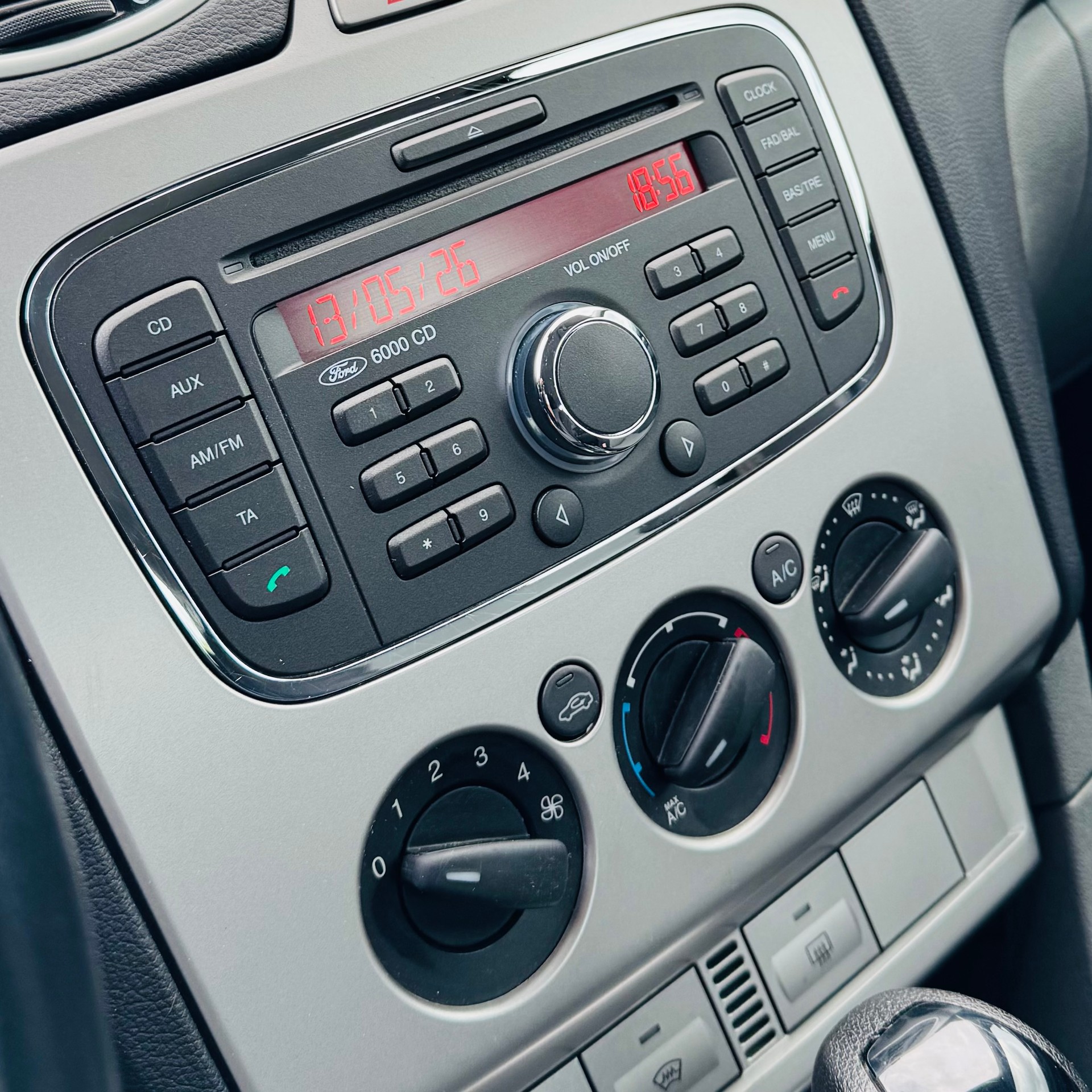 FORD Focus 1.6i Carving Automatic-image-8