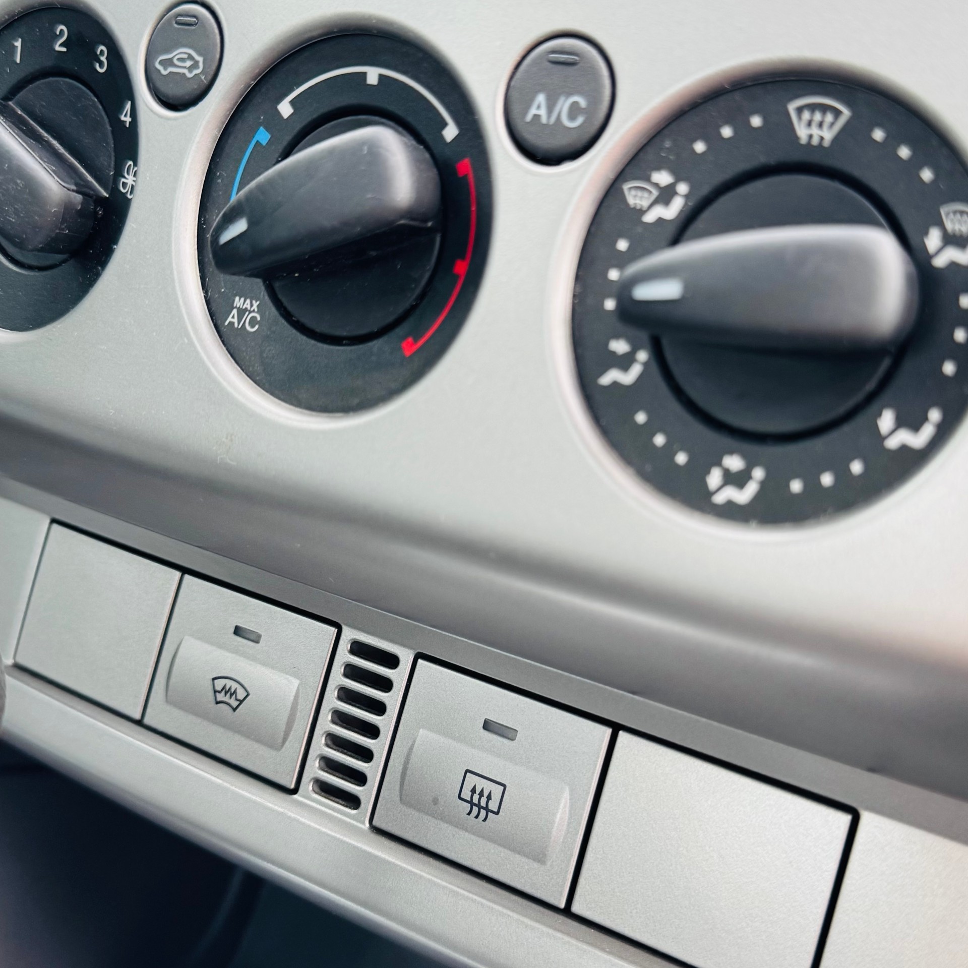 FORD Focus 1.6i Carving Automatic-image-9