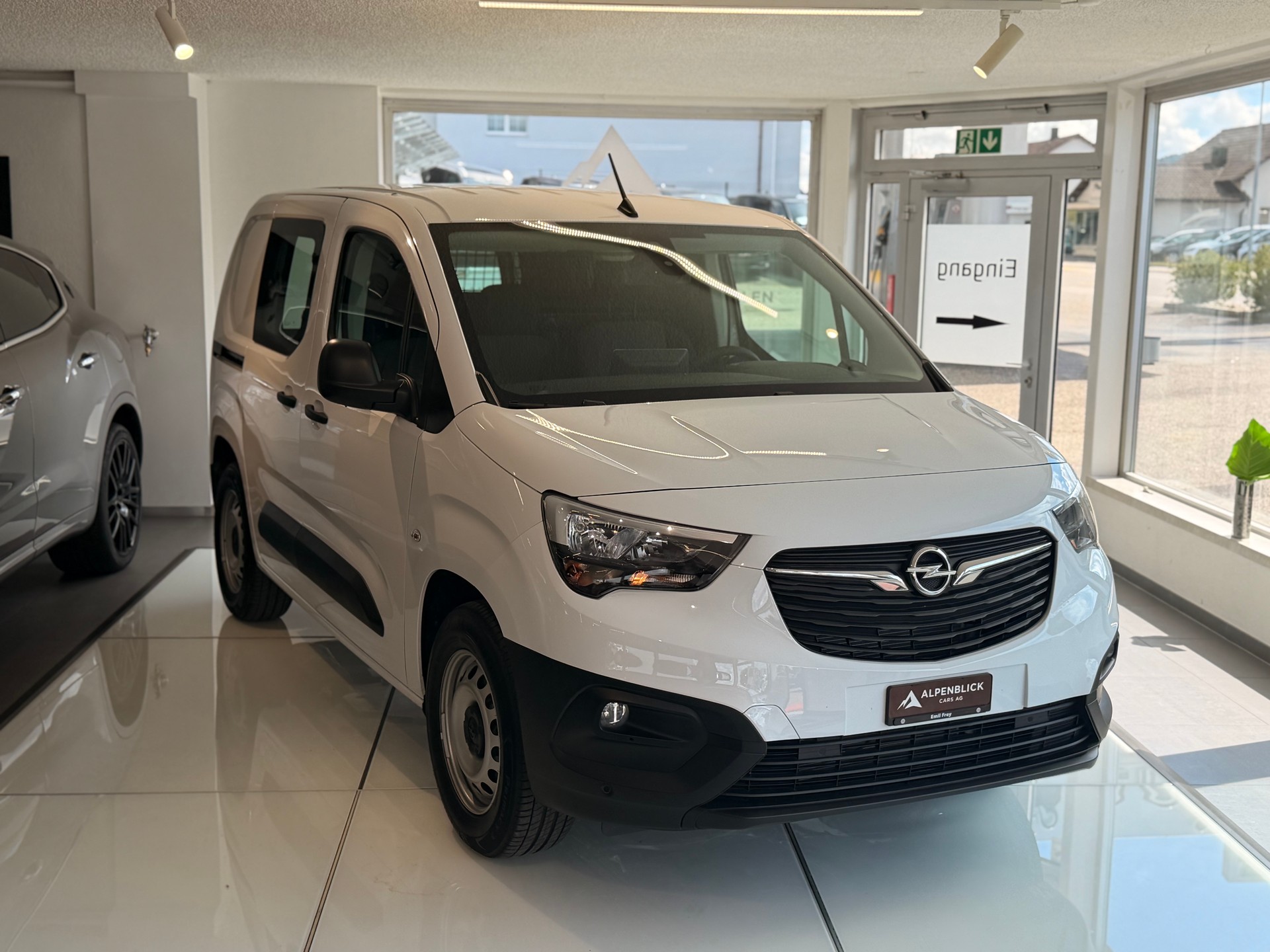 OPEL Combo-e Cargo Blitz-showroom-element-1