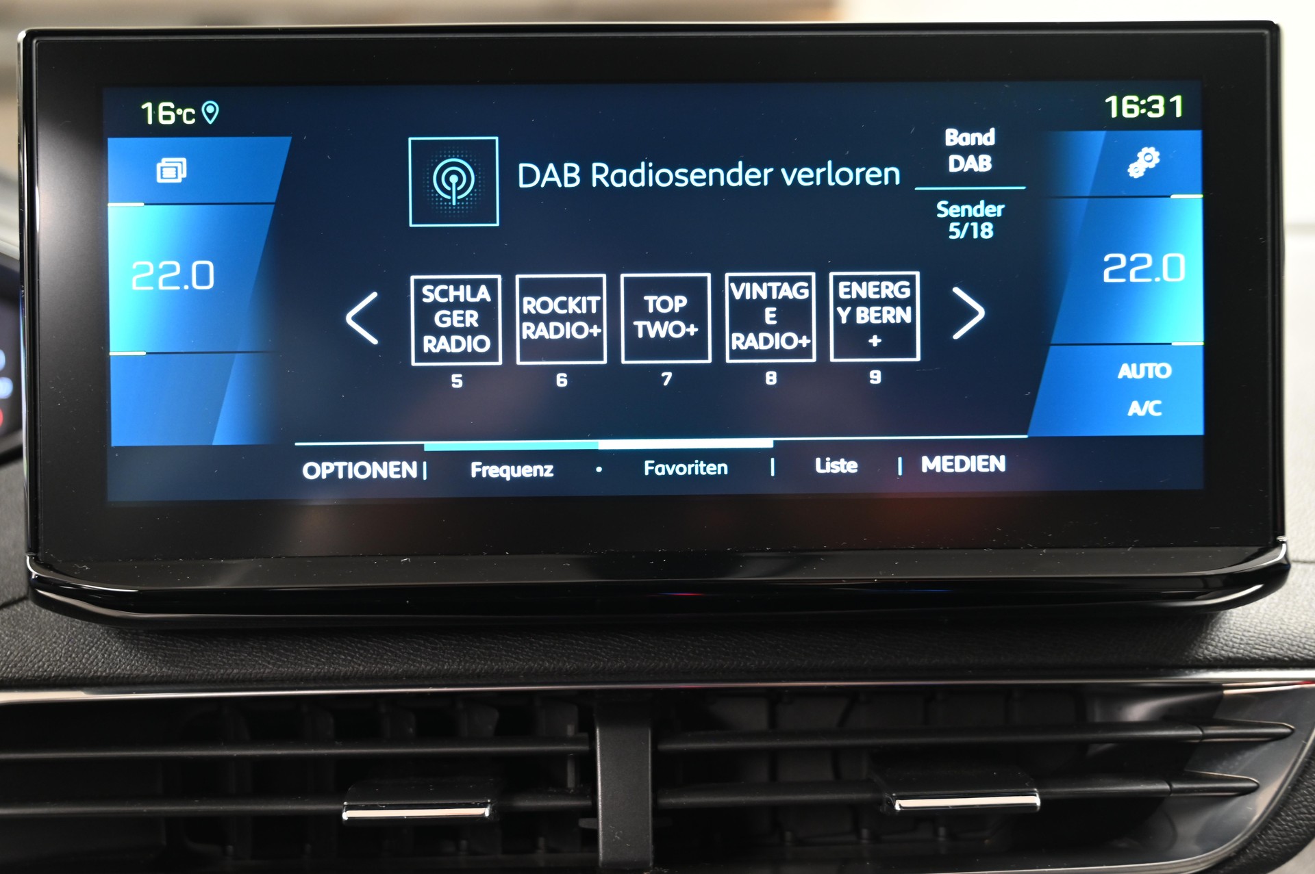 PEUGEOT 3008 1.6 Plug-in Hybrid4 GT Pack-image-10
