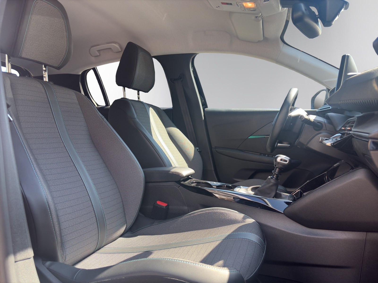 PEUGEOT 208 1.2 PureTech Allure-image-10