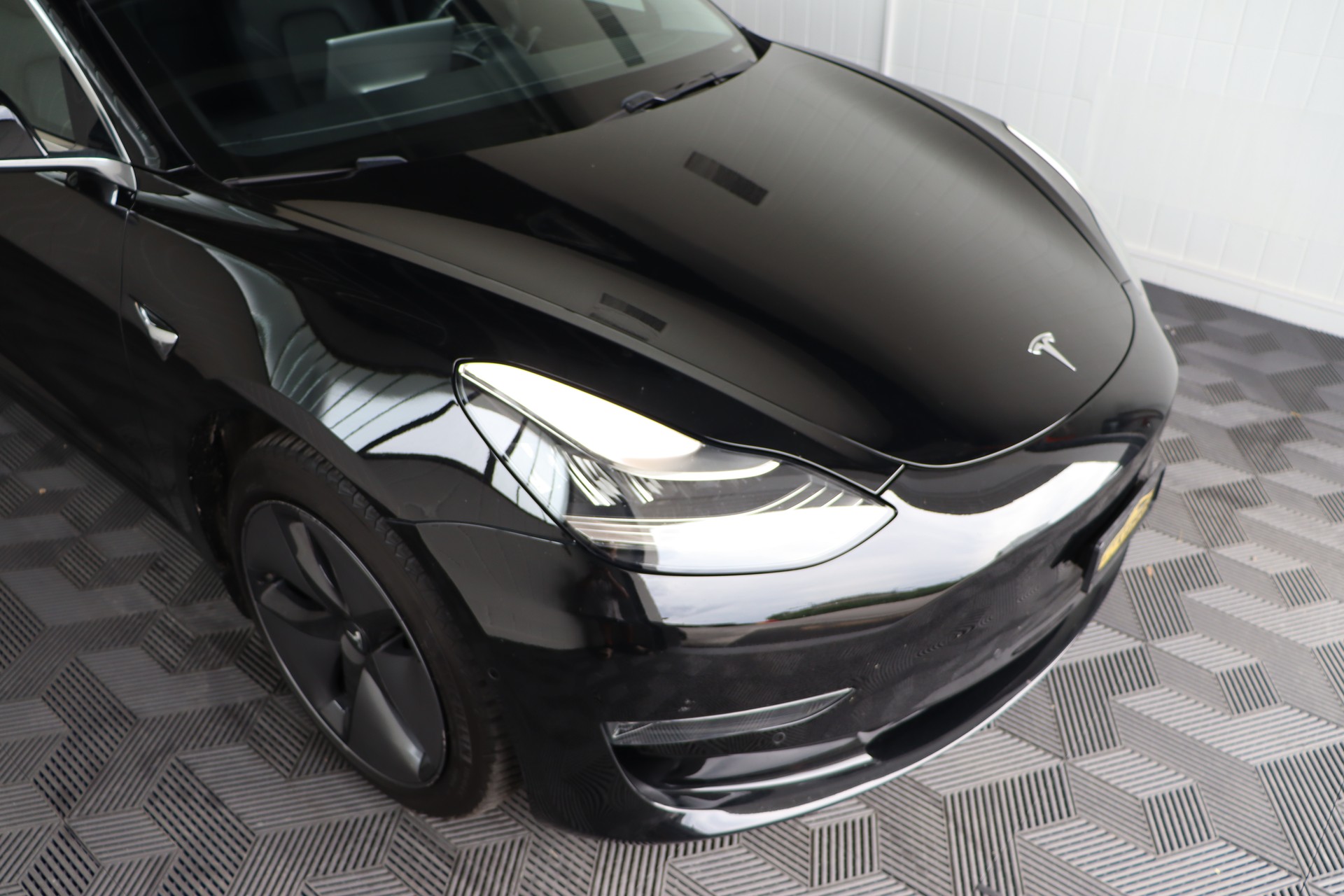 TESLA Model 3 Long Range Dual Motor AWD-showroom-element-2